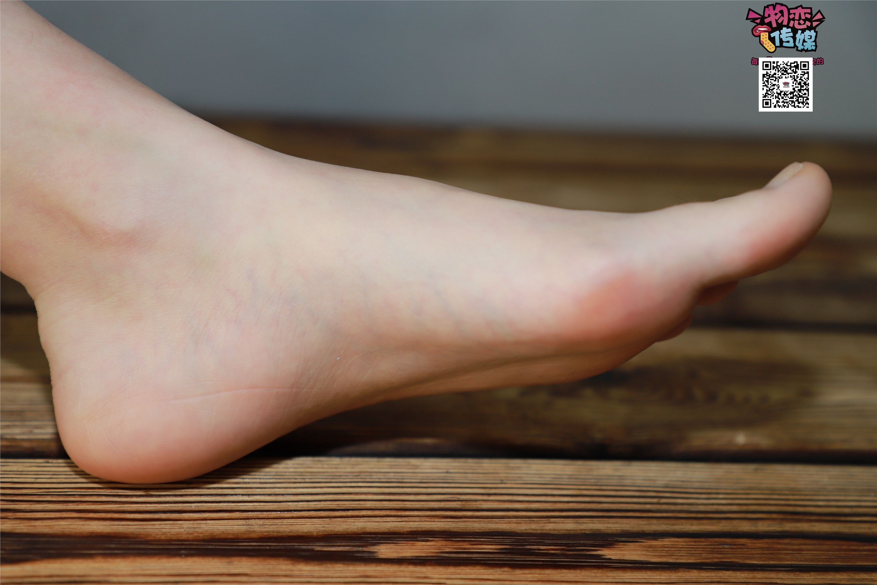 物恋传媒 No.001 清纯系大一女生的vans与棉袜2