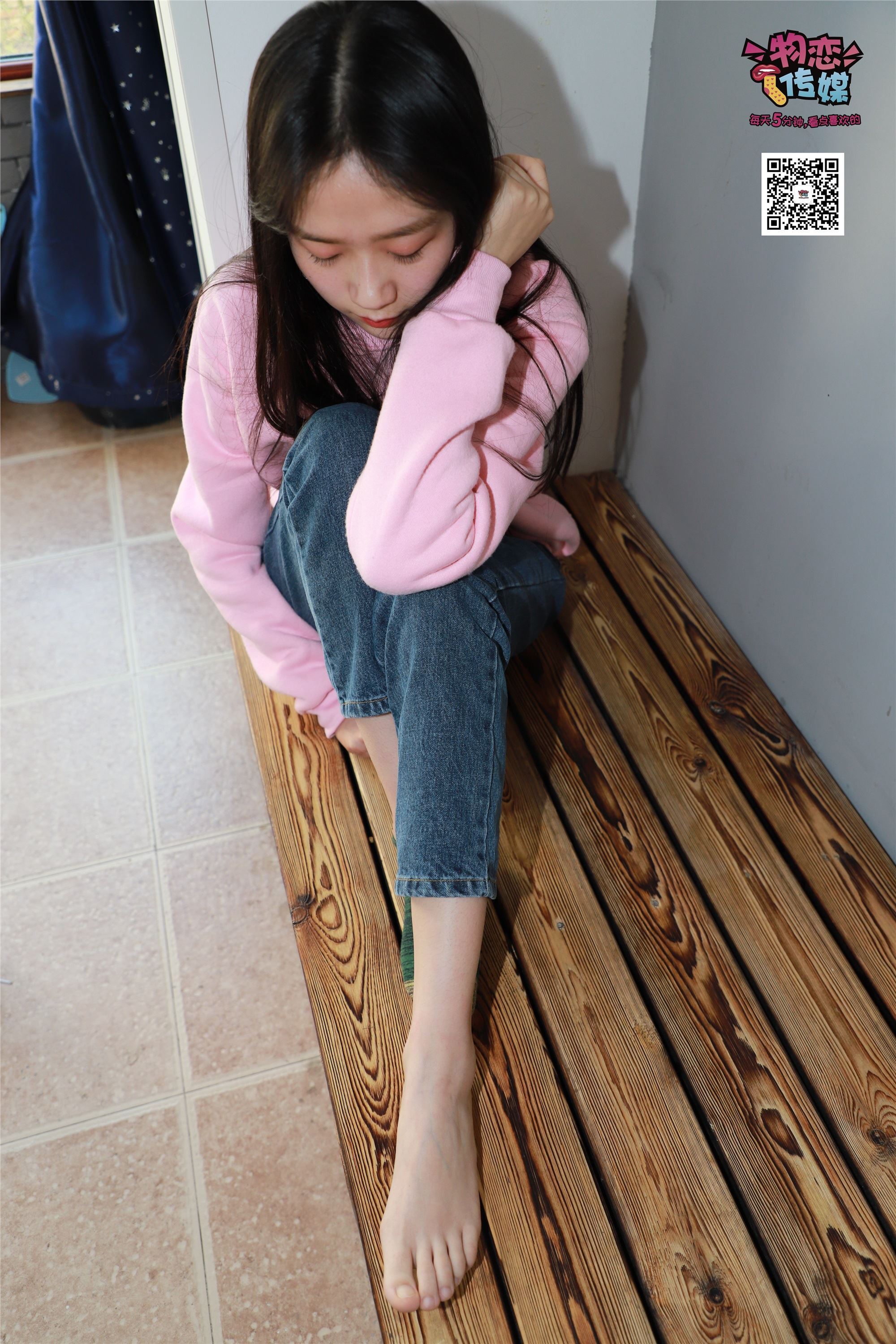 物恋传媒 No.001 清纯系大一女生的vans与棉袜2