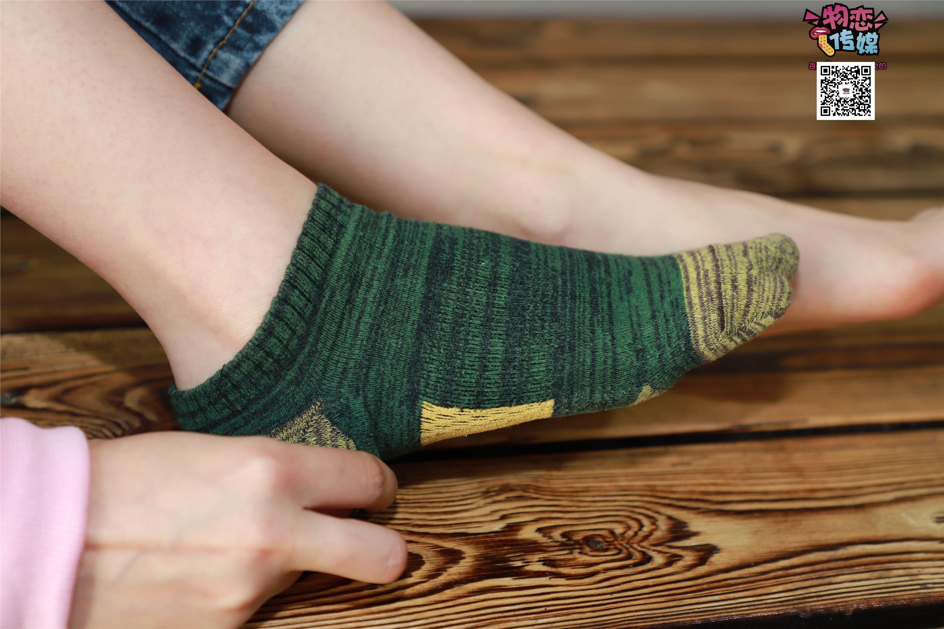 物恋传媒 No.001 清纯系大一女生的vans与棉袜2