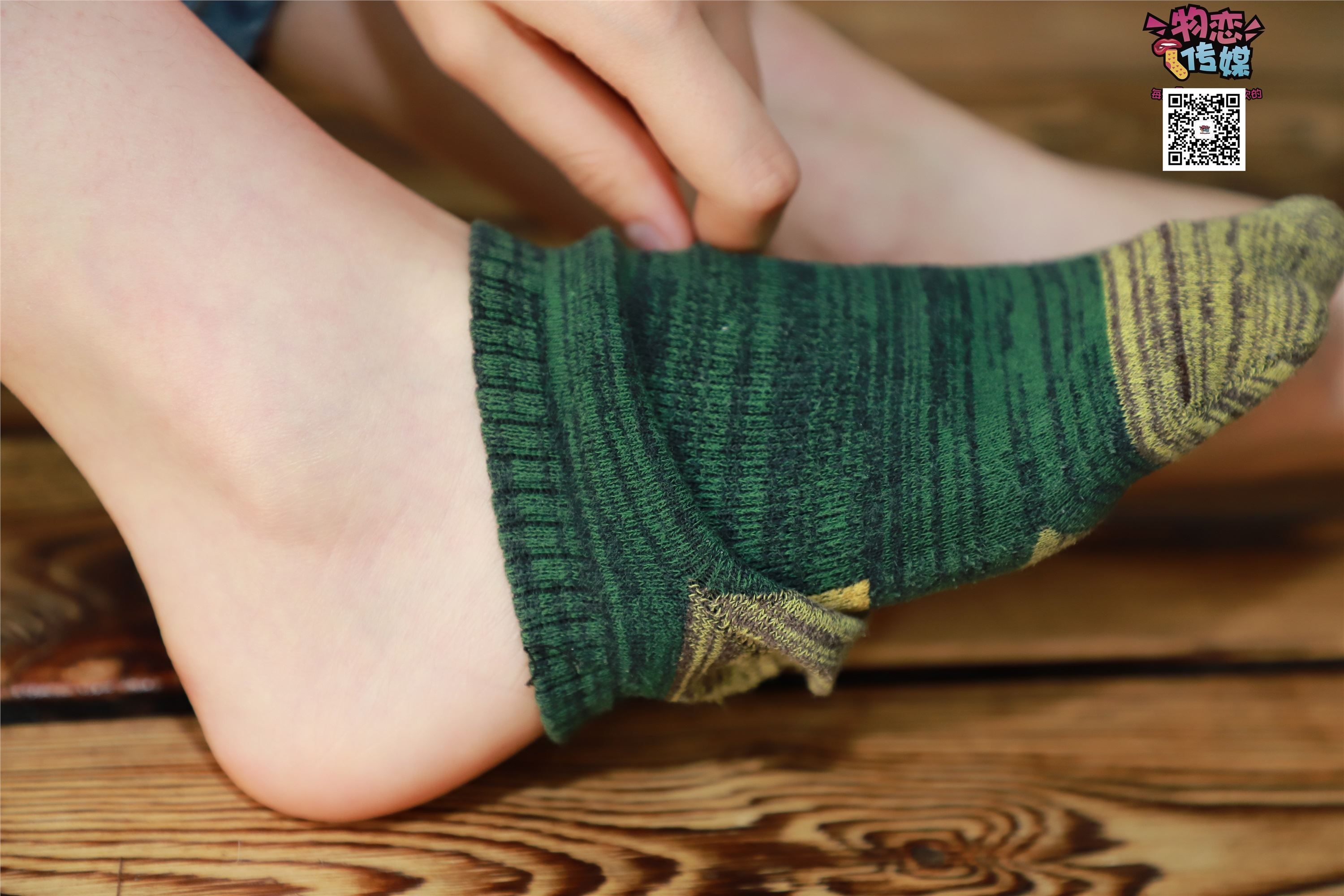 物恋传媒 No.001 清纯系大一女生的vans与棉袜2