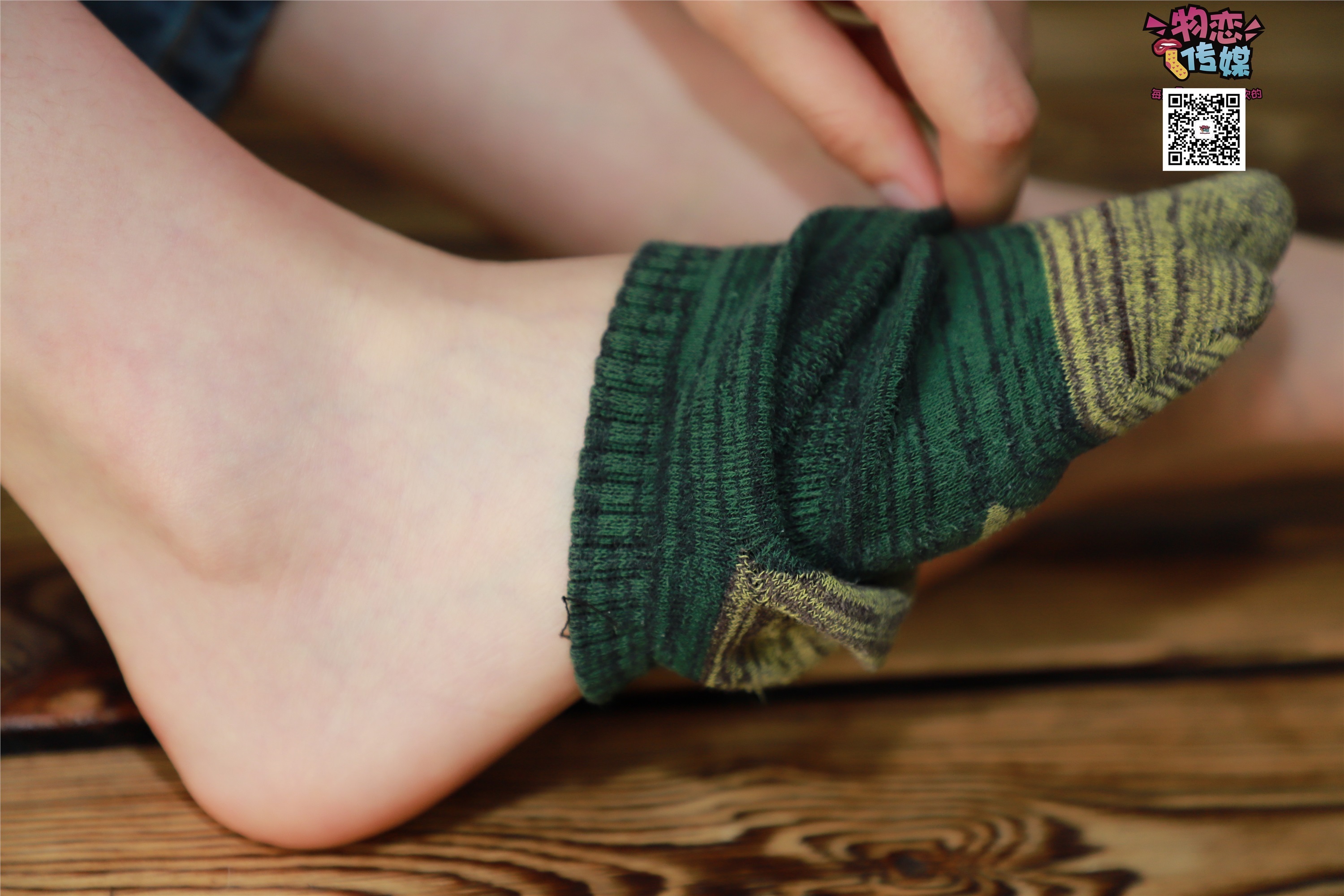 物恋传媒 No.001 清纯系大一女生的vans与棉袜2