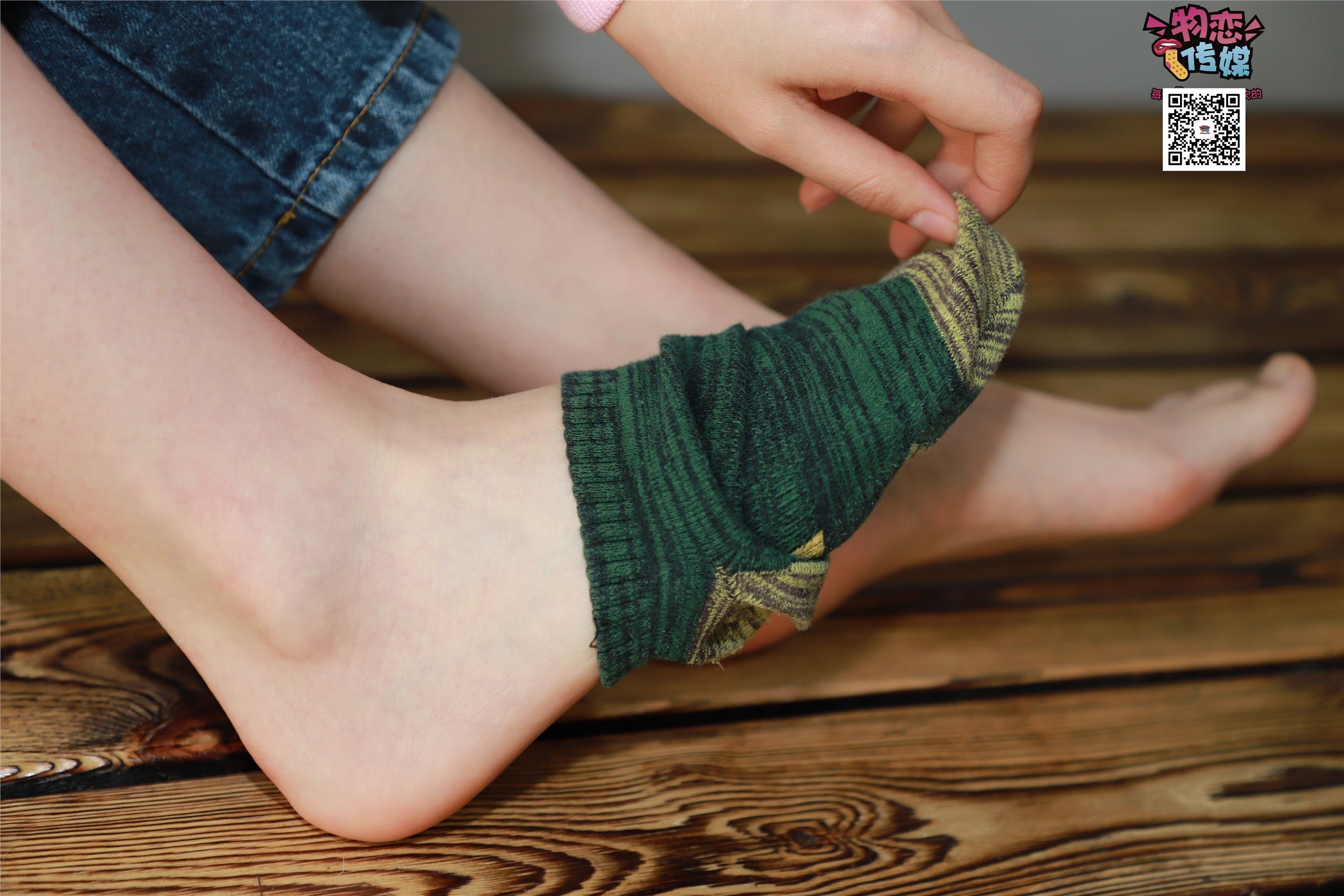 物恋传媒 No.001 清纯系大一女生的vans与棉袜2
