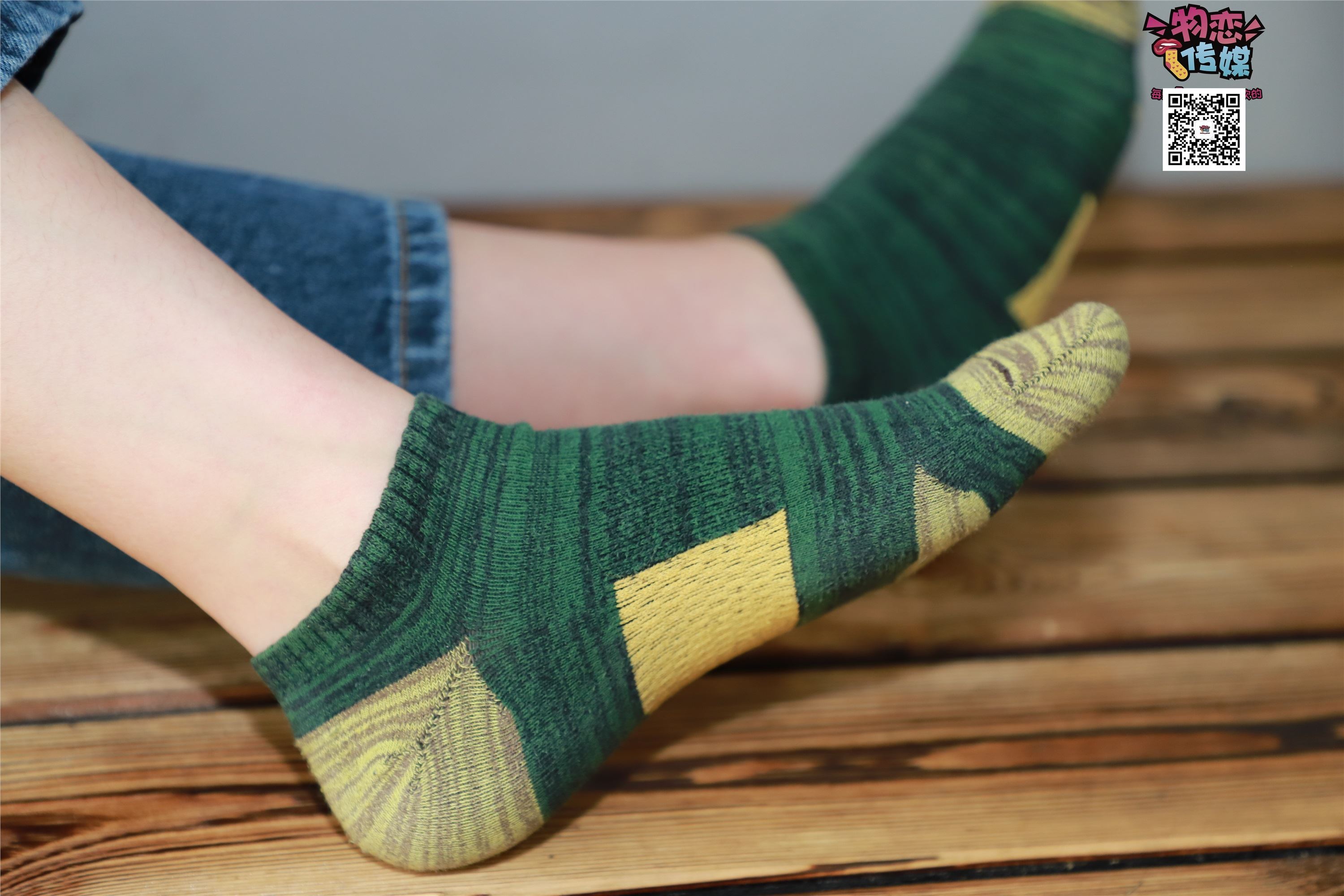 物恋传媒 No.001 清纯系大一女生的vans与棉袜2