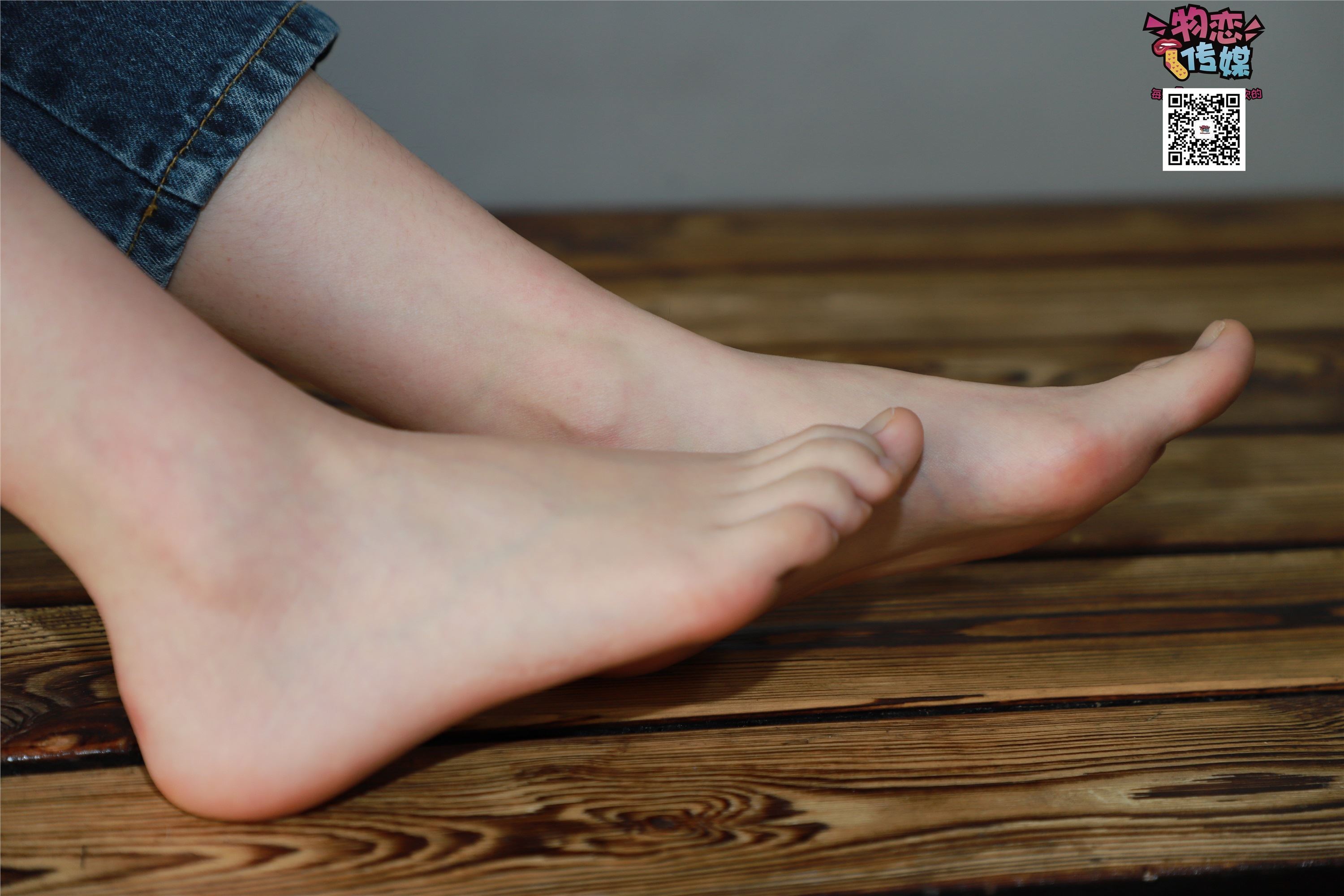 物恋传媒 No.001 清纯系大一女生的vans与棉袜2