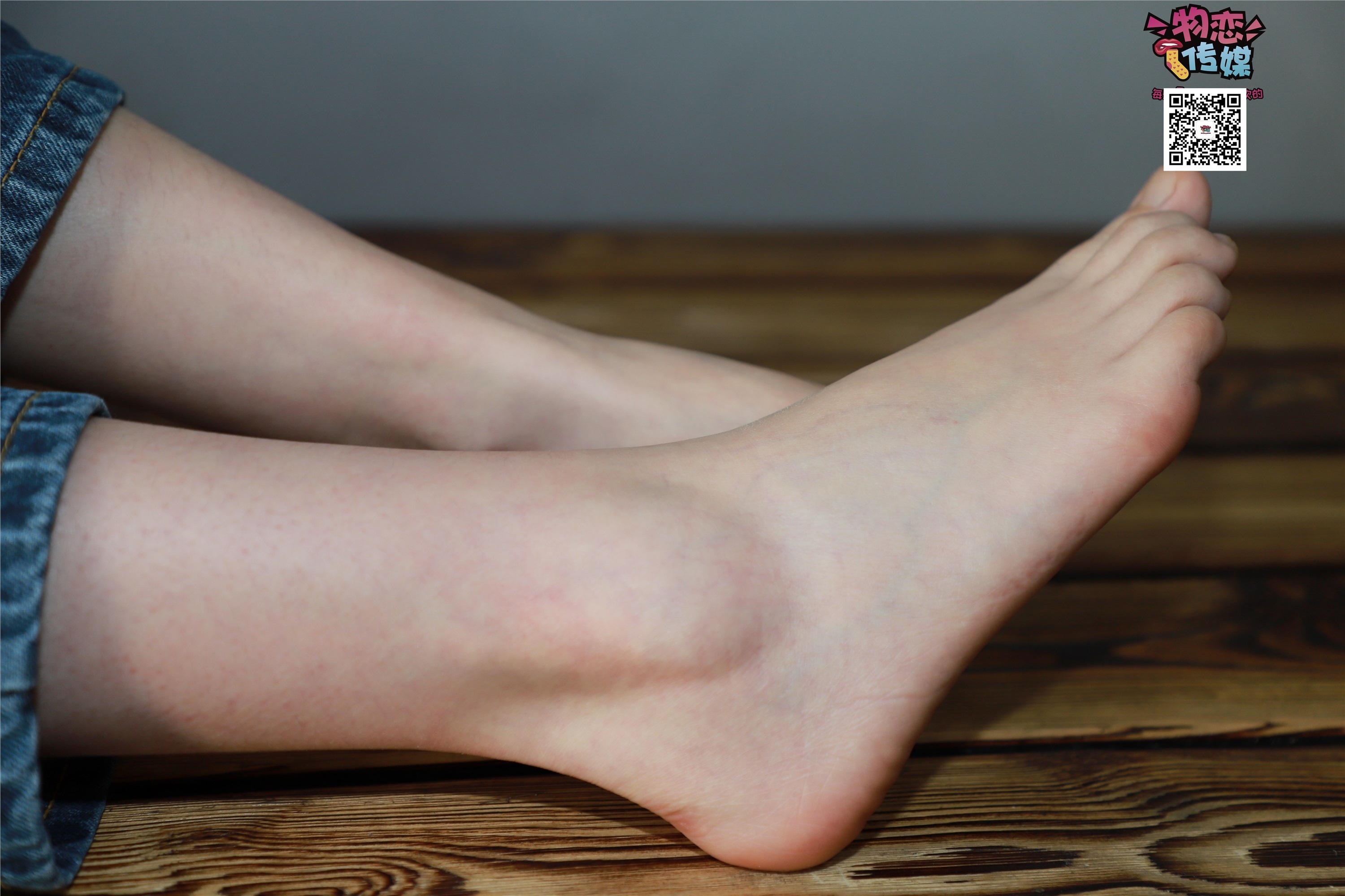 物恋传媒 No.001 清纯系大一女生的vans与棉袜2