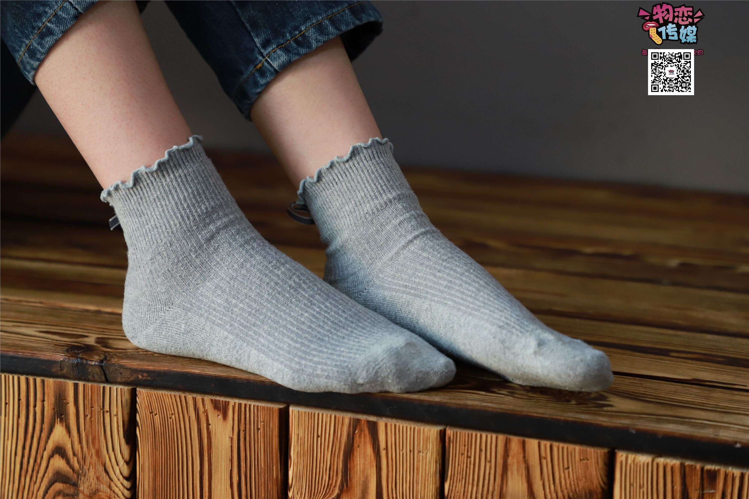 物恋传媒 No.001 清纯系大一女生的vans与棉袜2