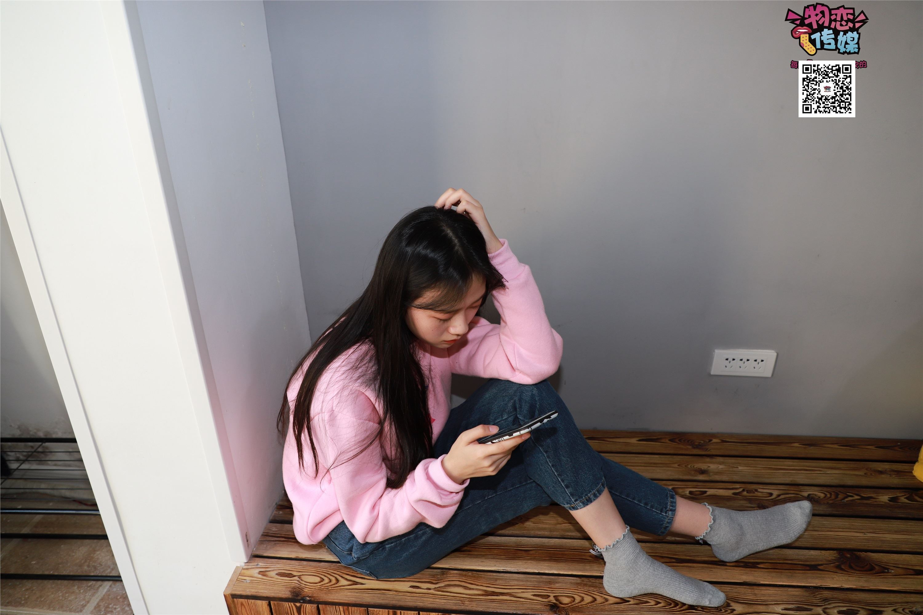 物恋传媒 No.001 清纯系大一女生的vans与棉袜2