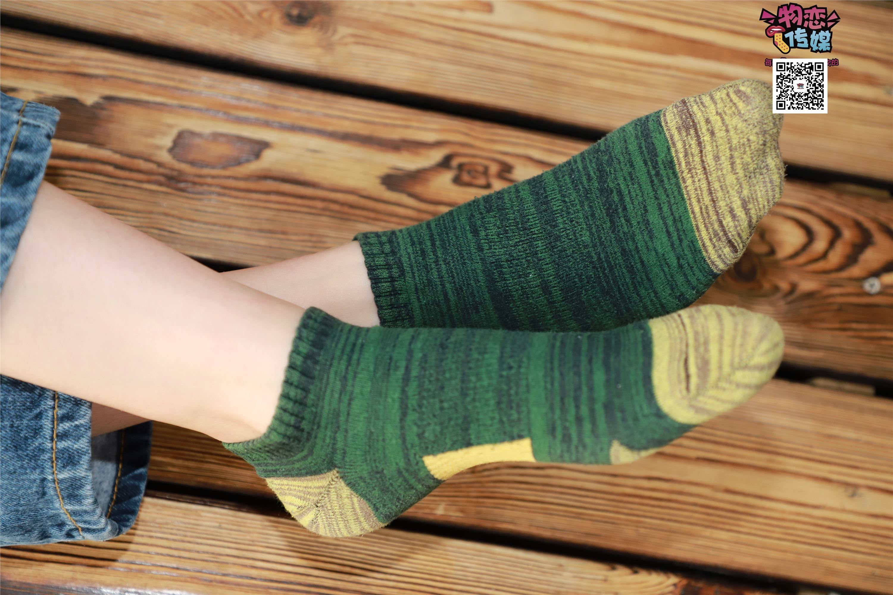 物恋传媒 No.001 清纯系大一女生的vans与棉袜2