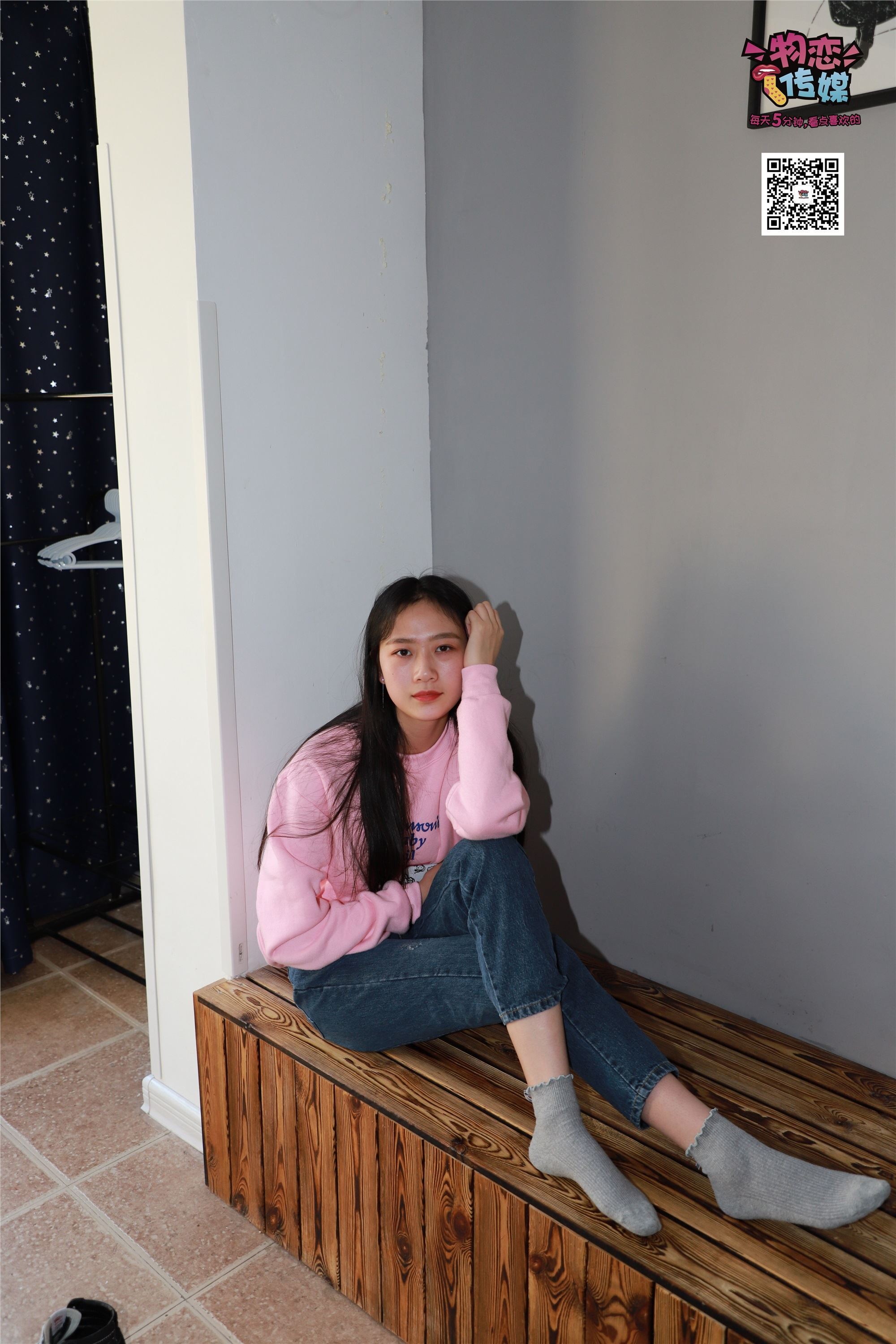 物恋传媒 No.001 清纯系大一女生的vans与棉袜2