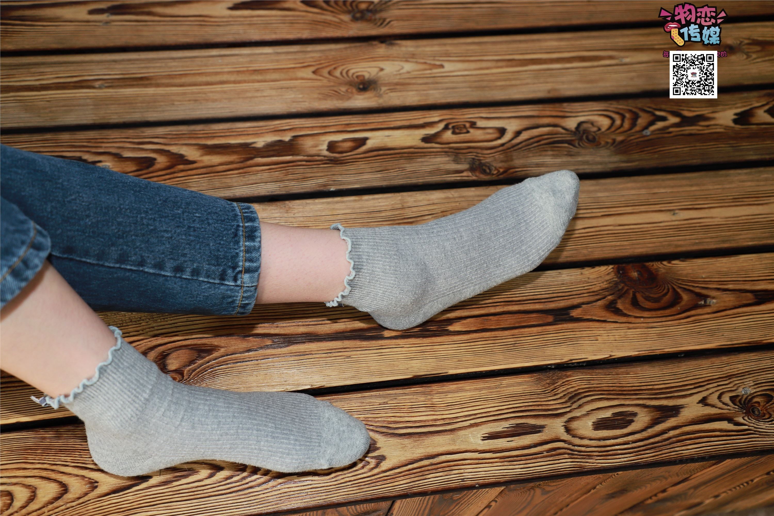 物恋传媒 No.001 清纯系大一女生的vans与棉袜2