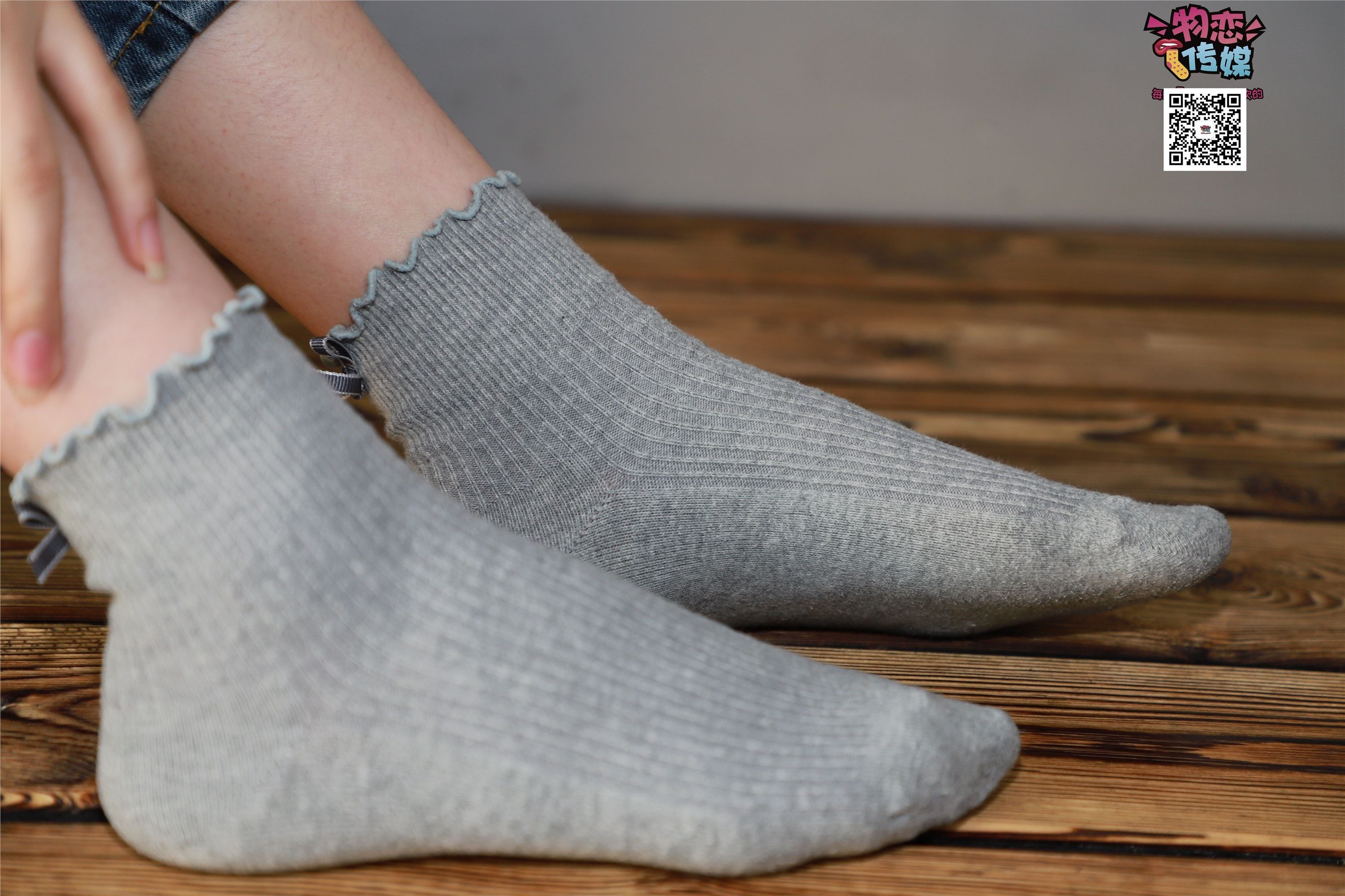 物恋传媒 No.001 清纯系大一女生的vans与棉袜2