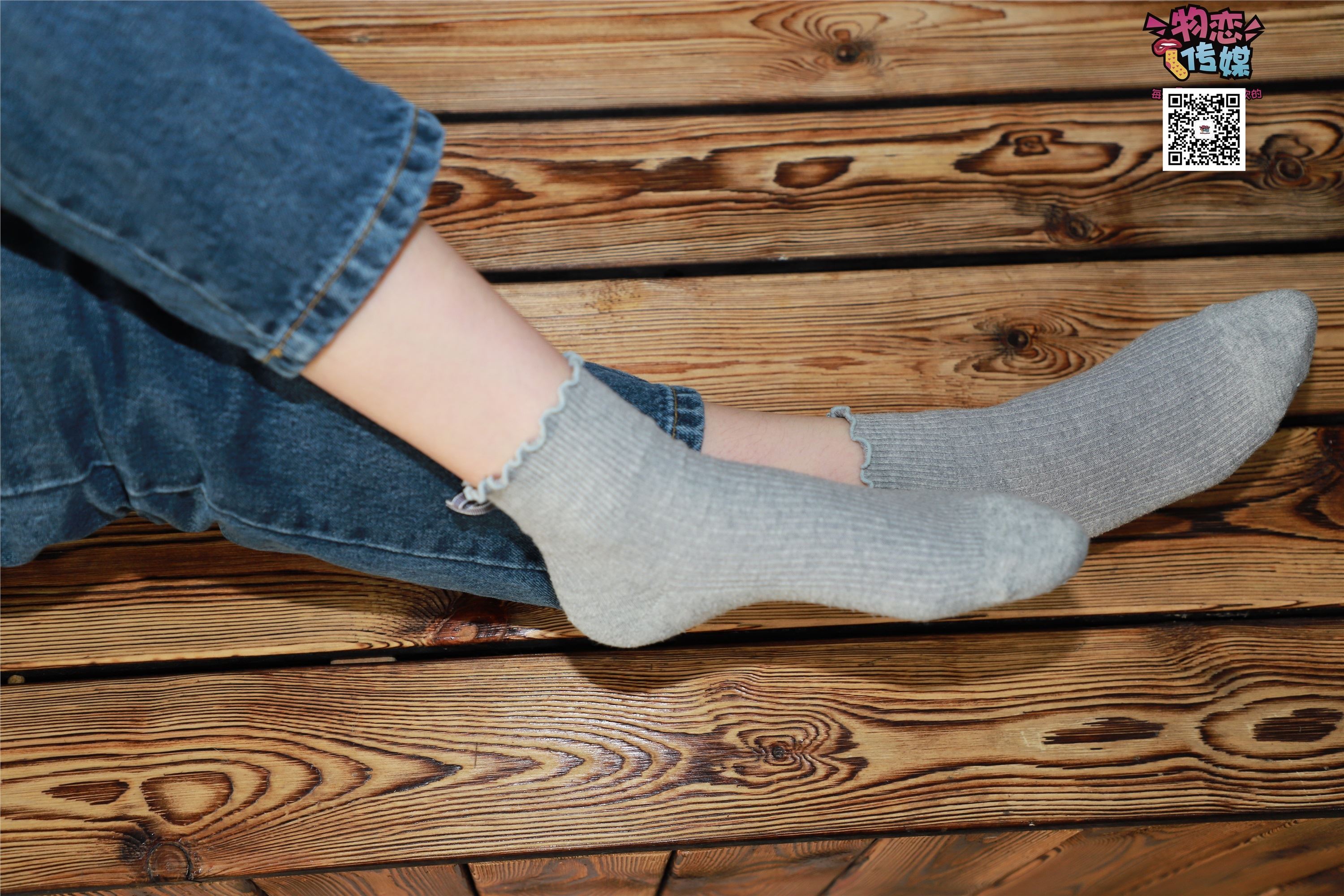 物恋传媒 No.001 清纯系大一女生的vans与棉袜2