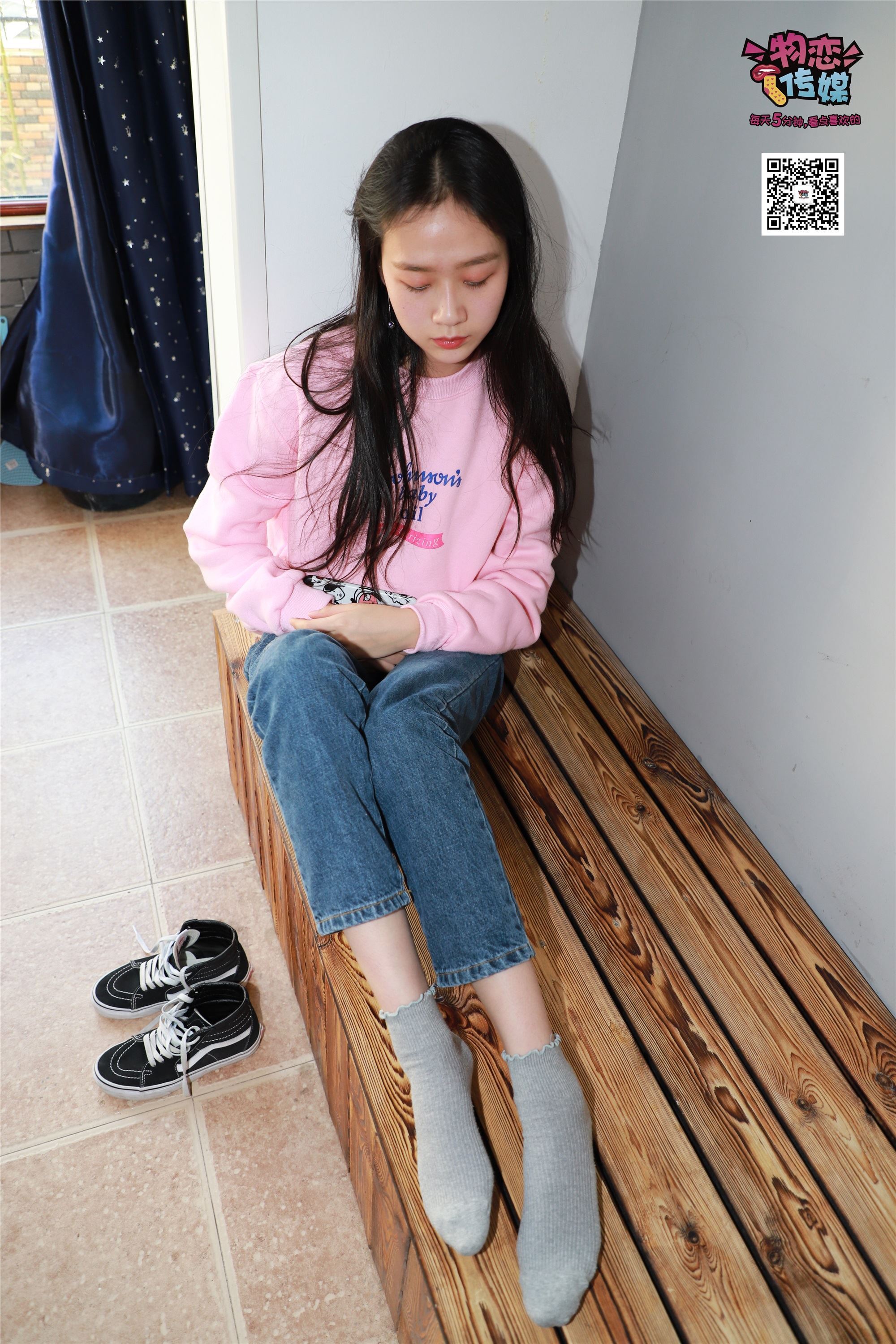 物恋传媒 No.001 清纯系大一女生的vans与棉袜2