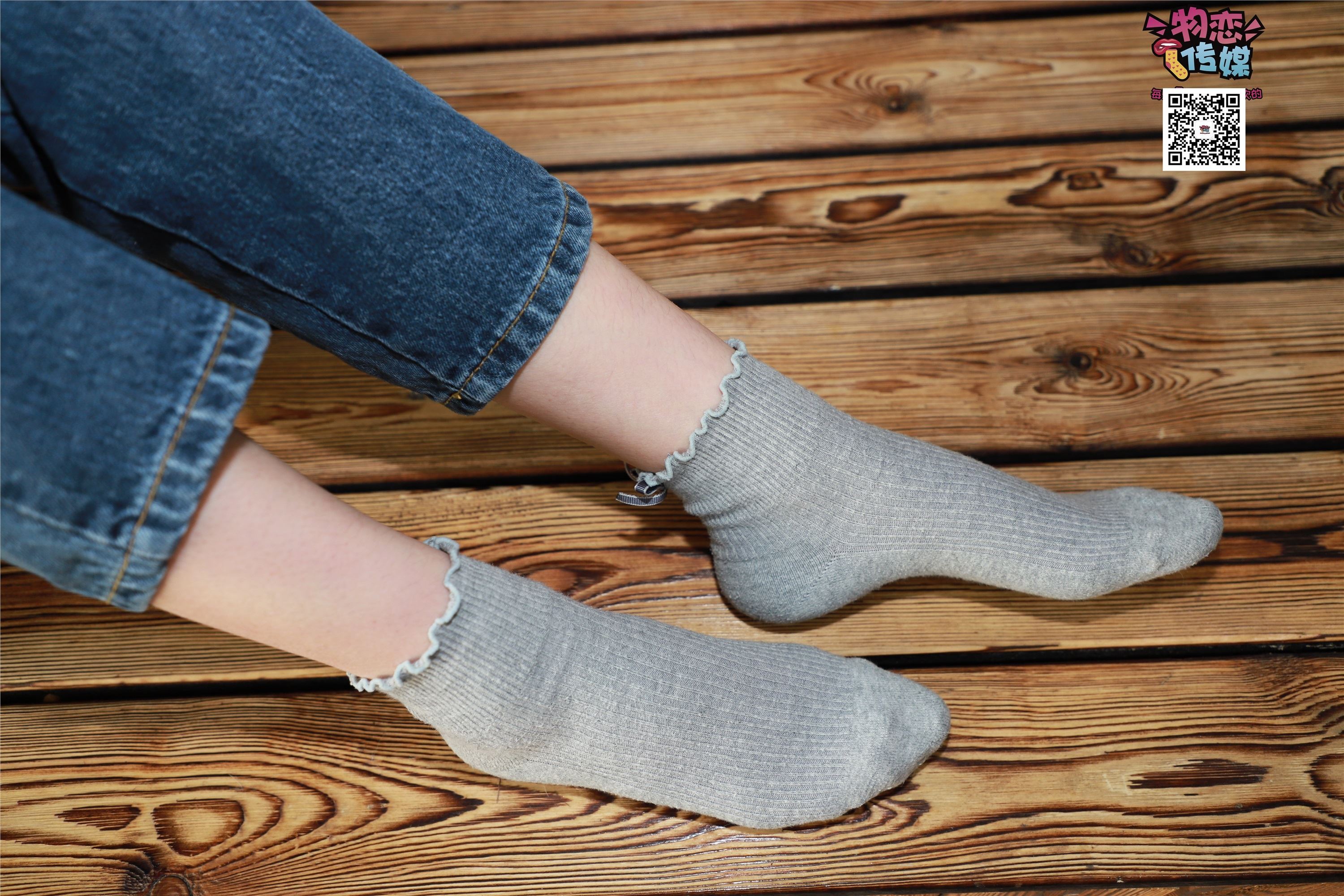 物恋传媒 No.001 清纯系大一女生的vans与棉袜2