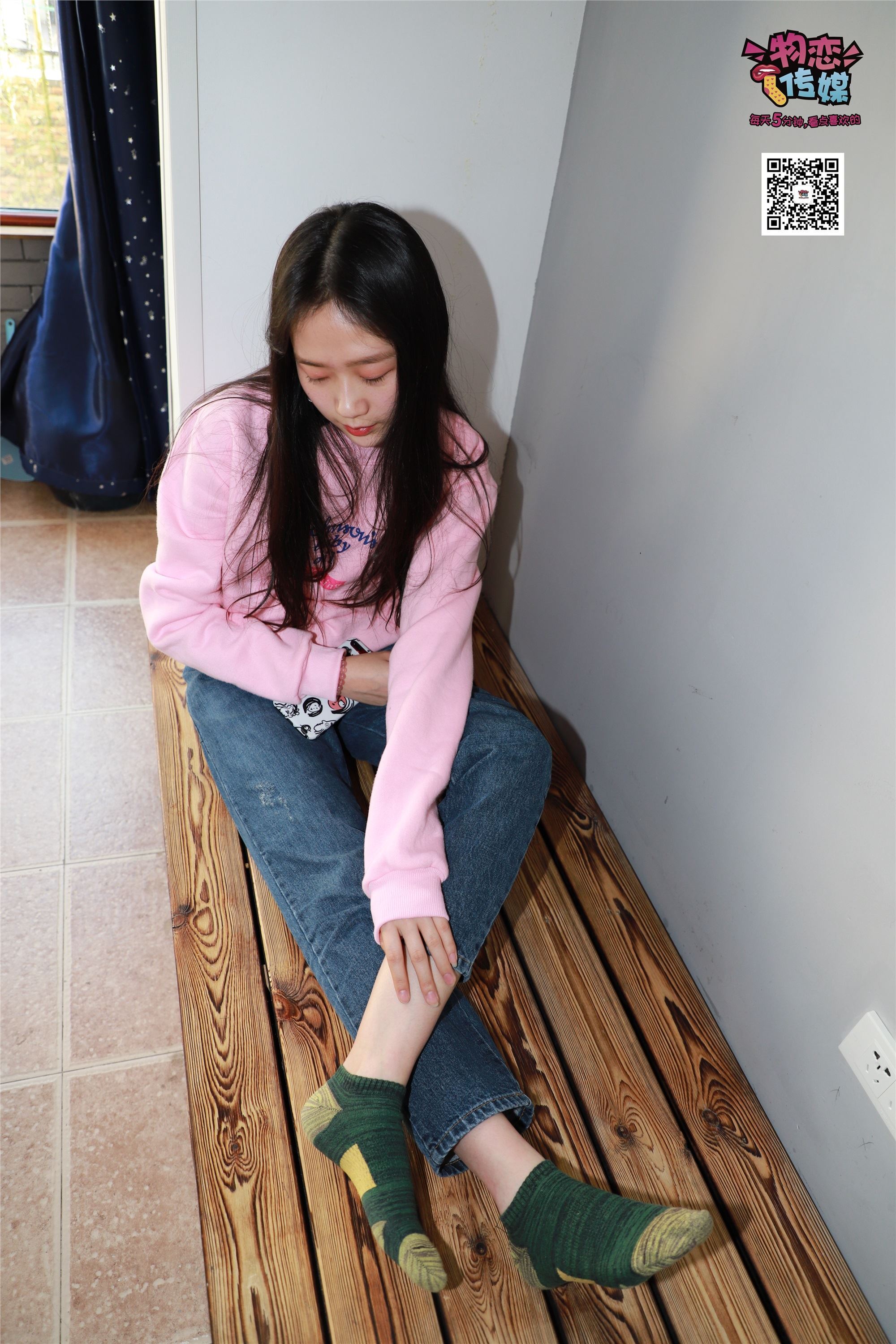 物恋传媒 No.001 清纯系大一女生的vans与棉袜2