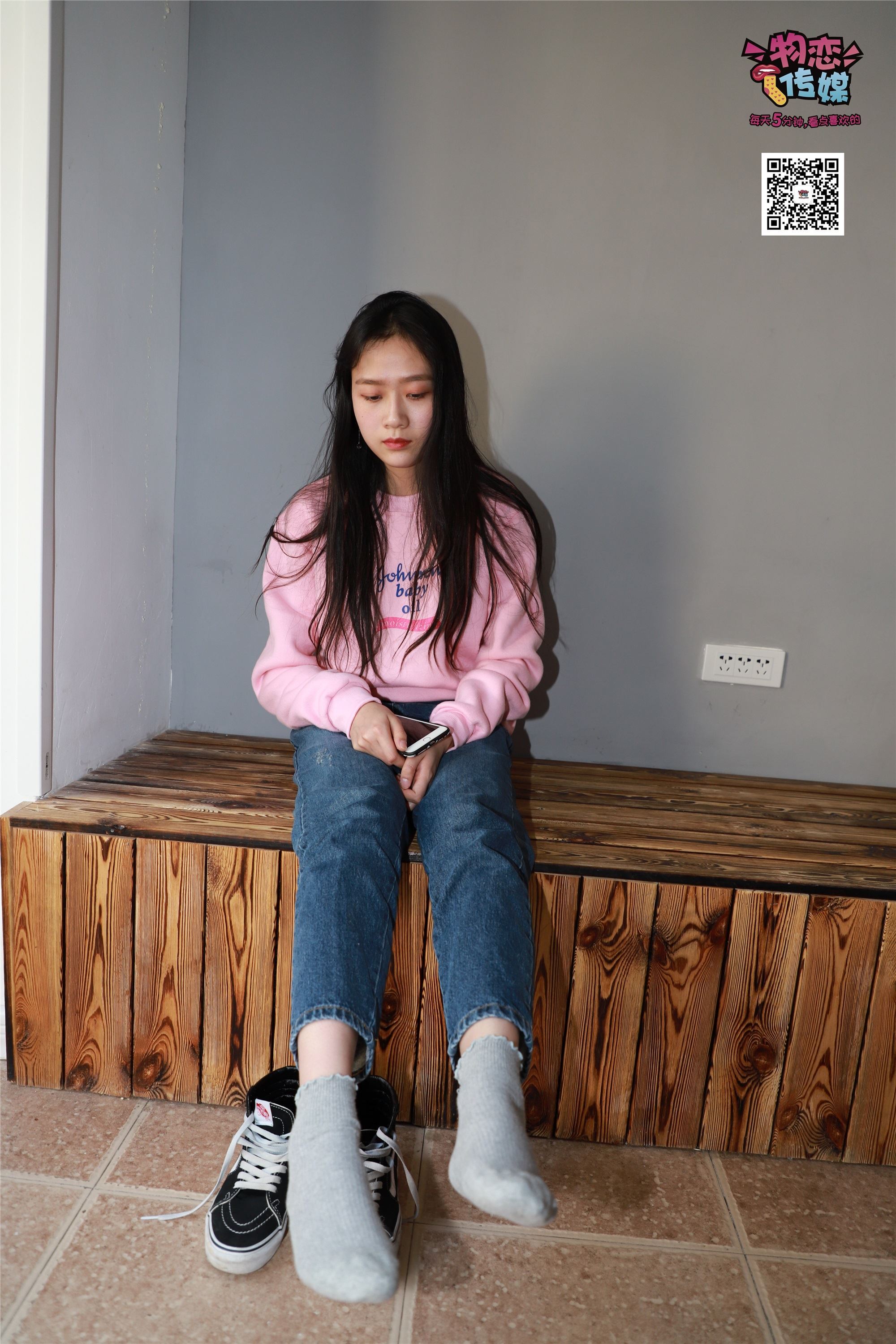 物恋传媒 No.001 清纯系大一女生的vans与棉袜2