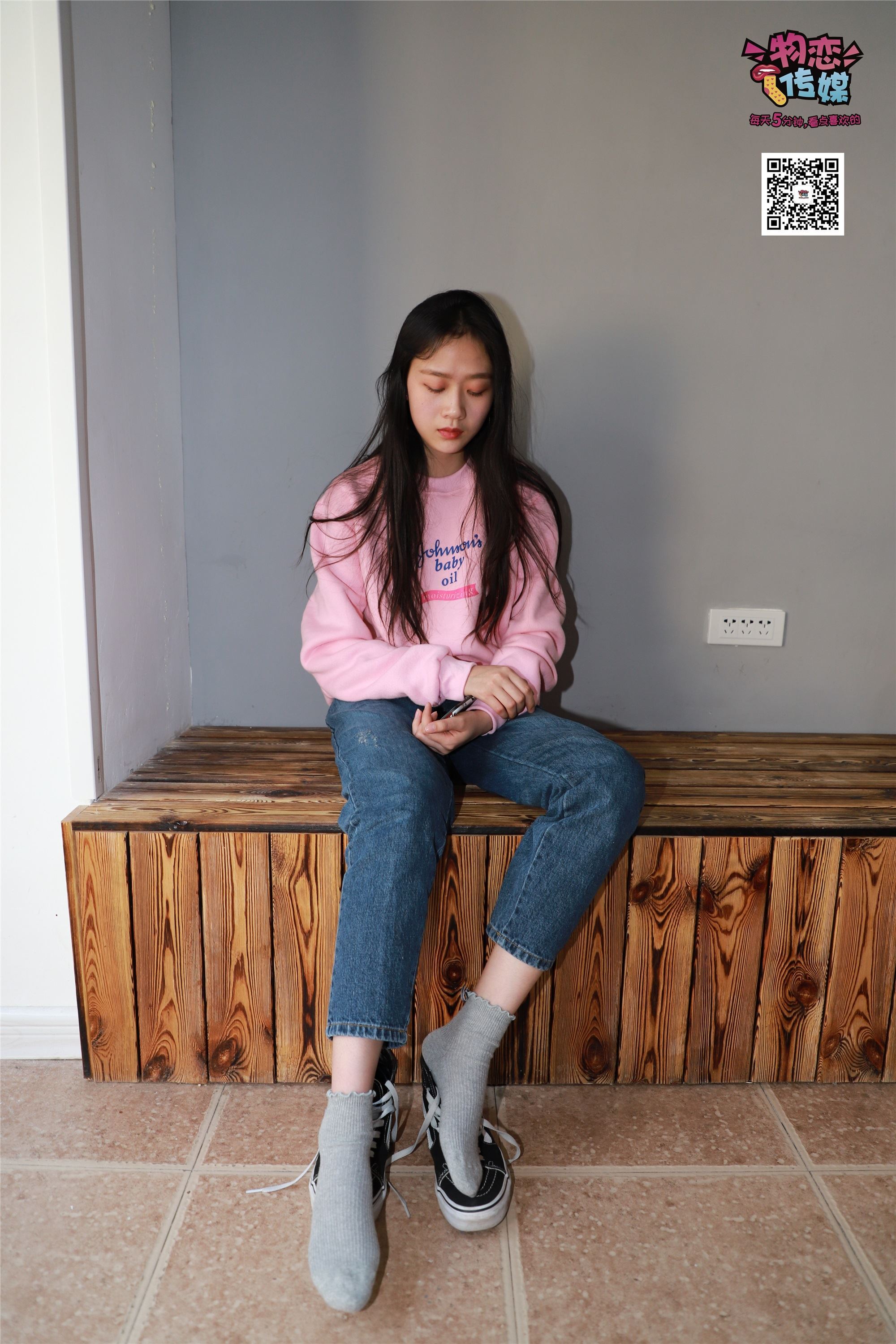 物恋传媒 No.001 清纯系大一女生的vans与棉袜2
