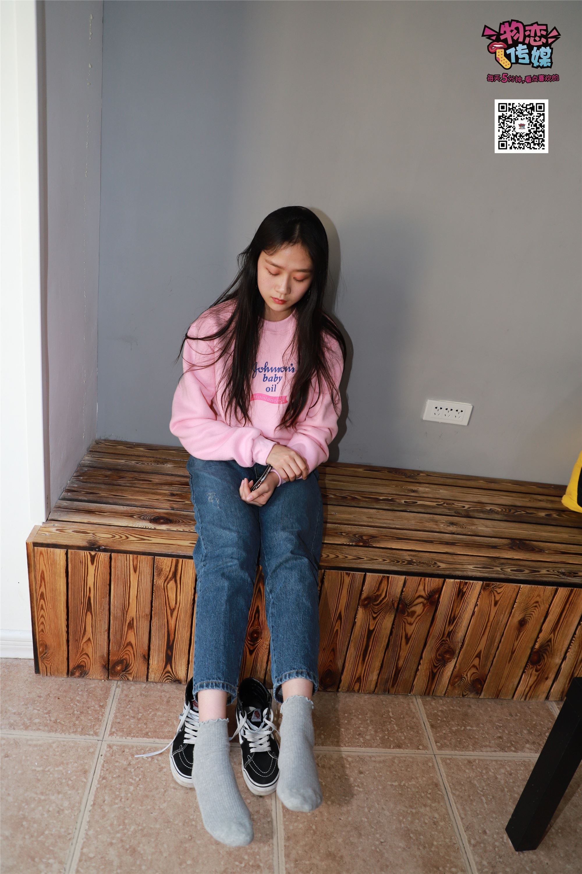 物恋传媒 No.001 清纯系大一女生的vans与棉袜2