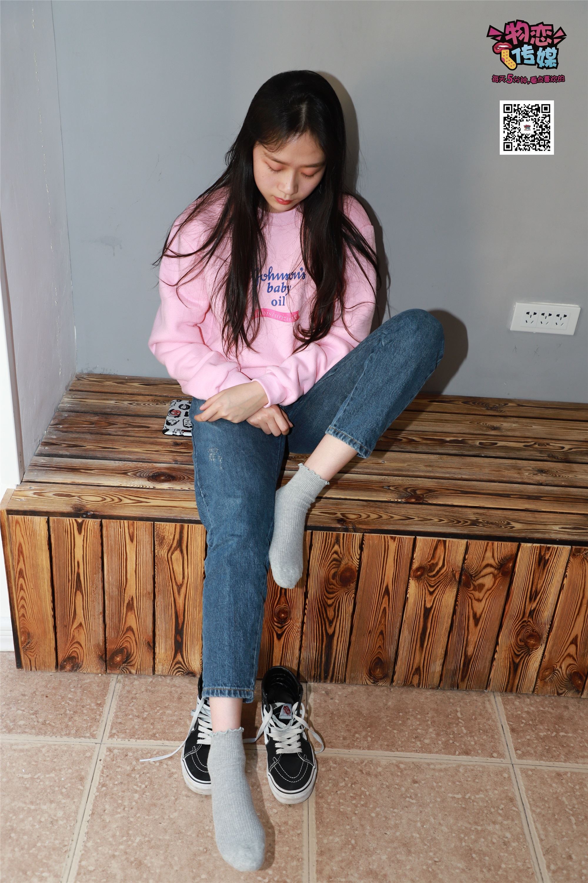 物恋传媒 No.001 清纯系大一女生的vans与棉袜2