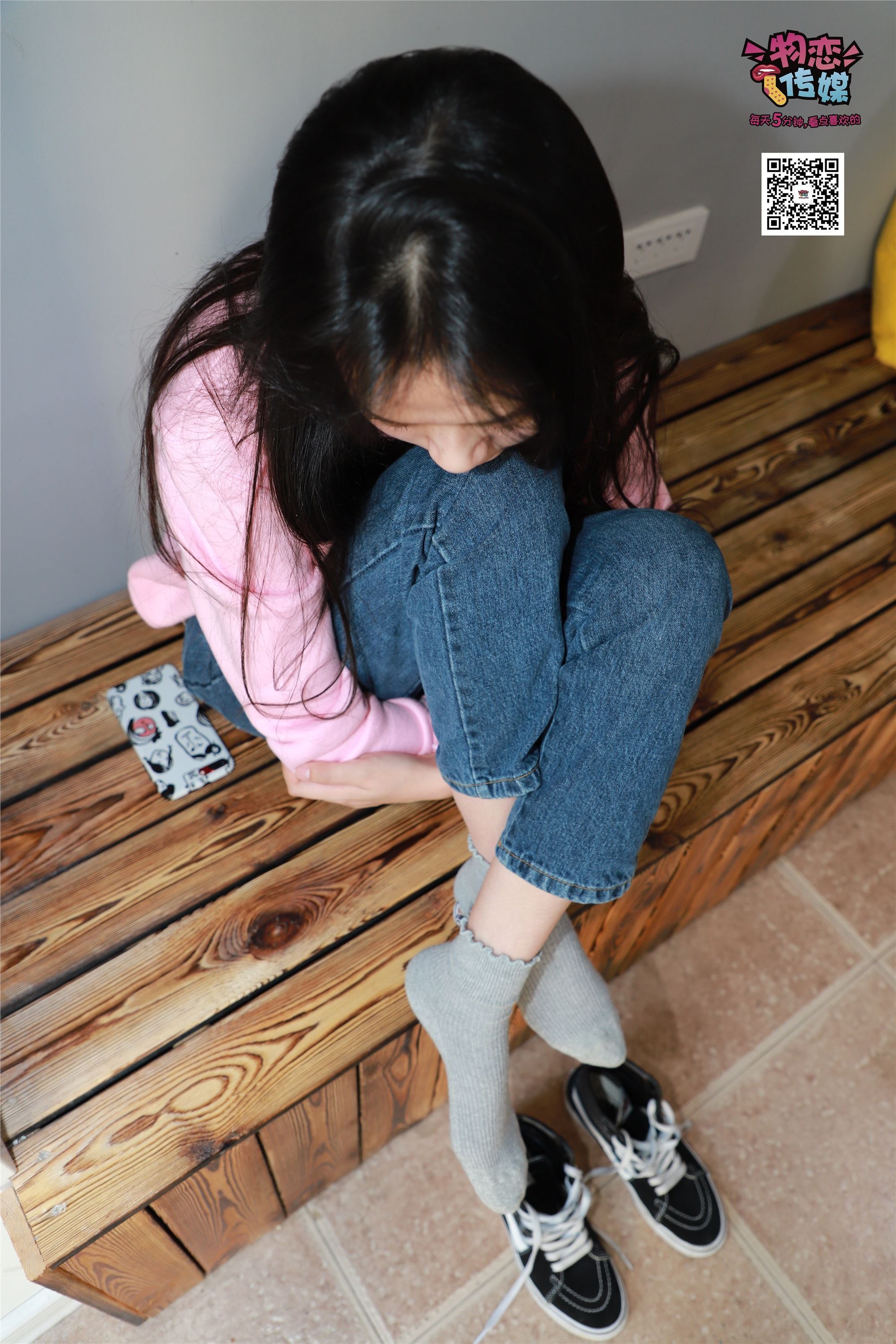 物恋传媒 No.001 清纯系大一女生的vans与棉袜2