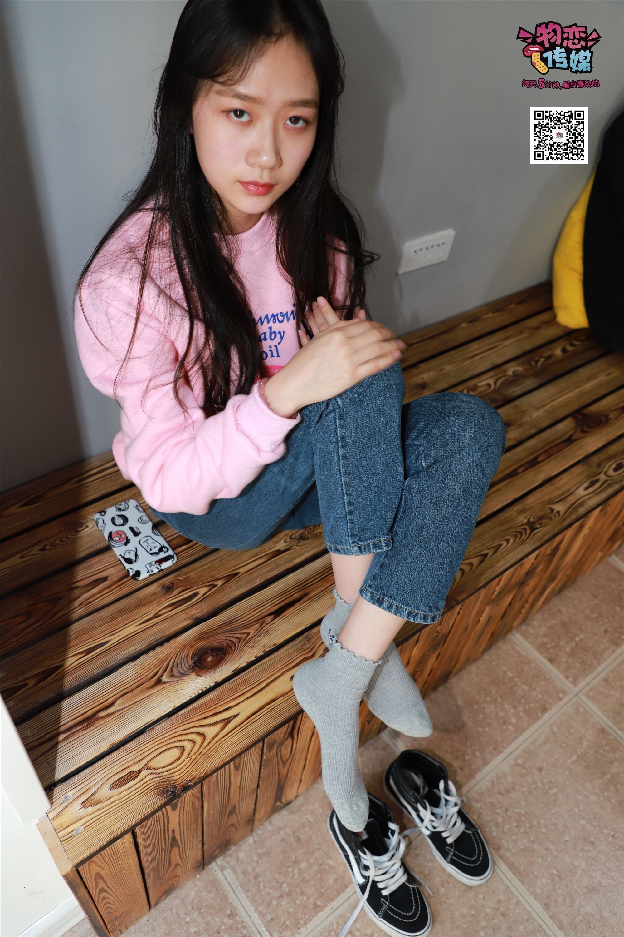 物恋传媒 No.001 清纯系大一女生的vans与棉袜2