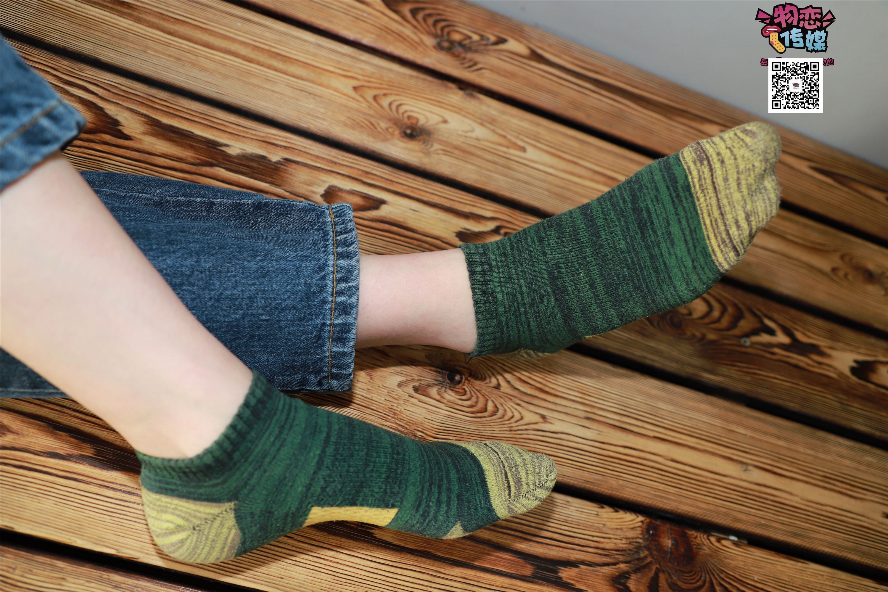 物恋传媒 No.001 清纯系大一女生的vans与棉袜2