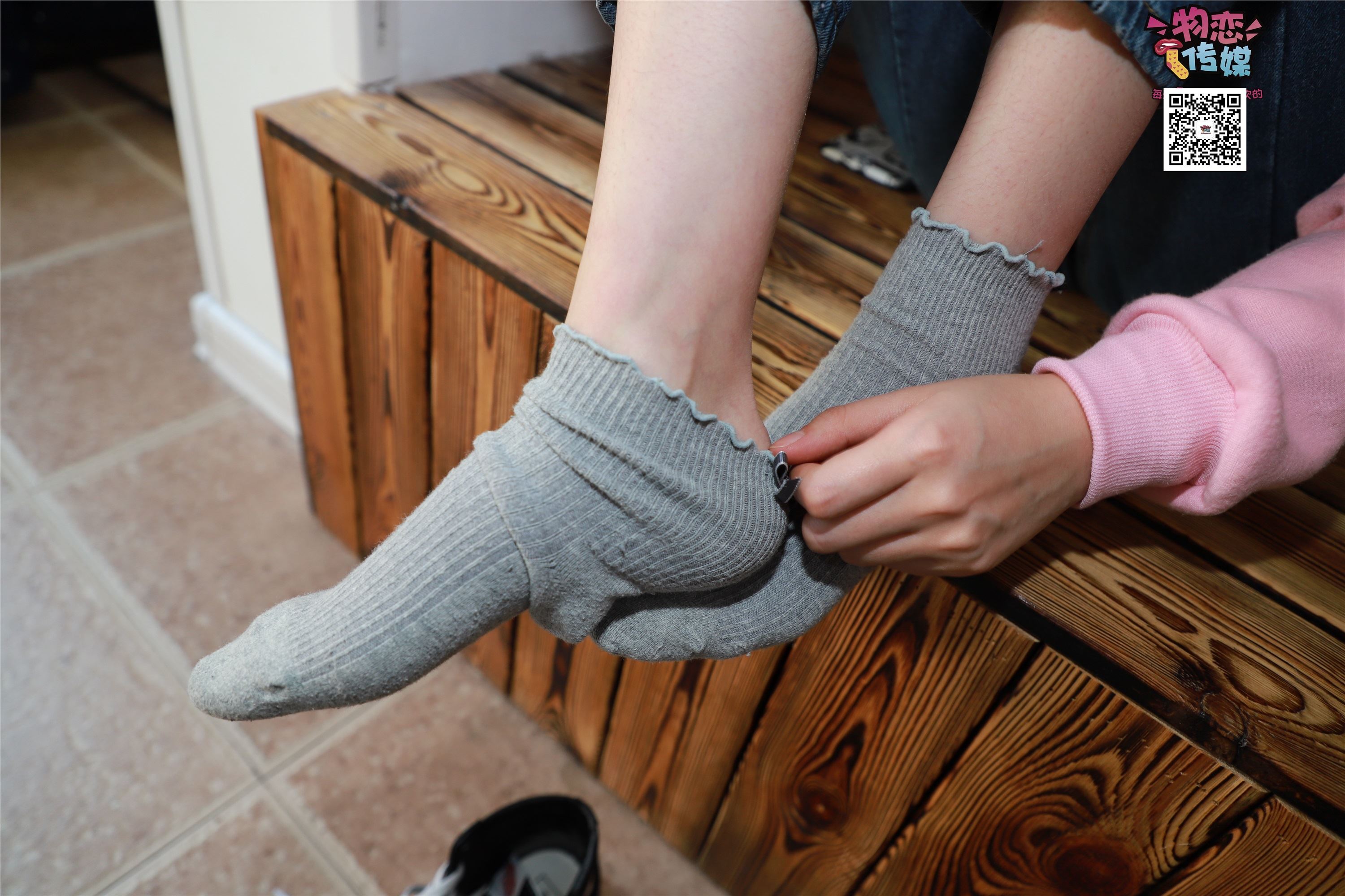物恋传媒 No.001 清纯系大一女生的vans与棉袜2