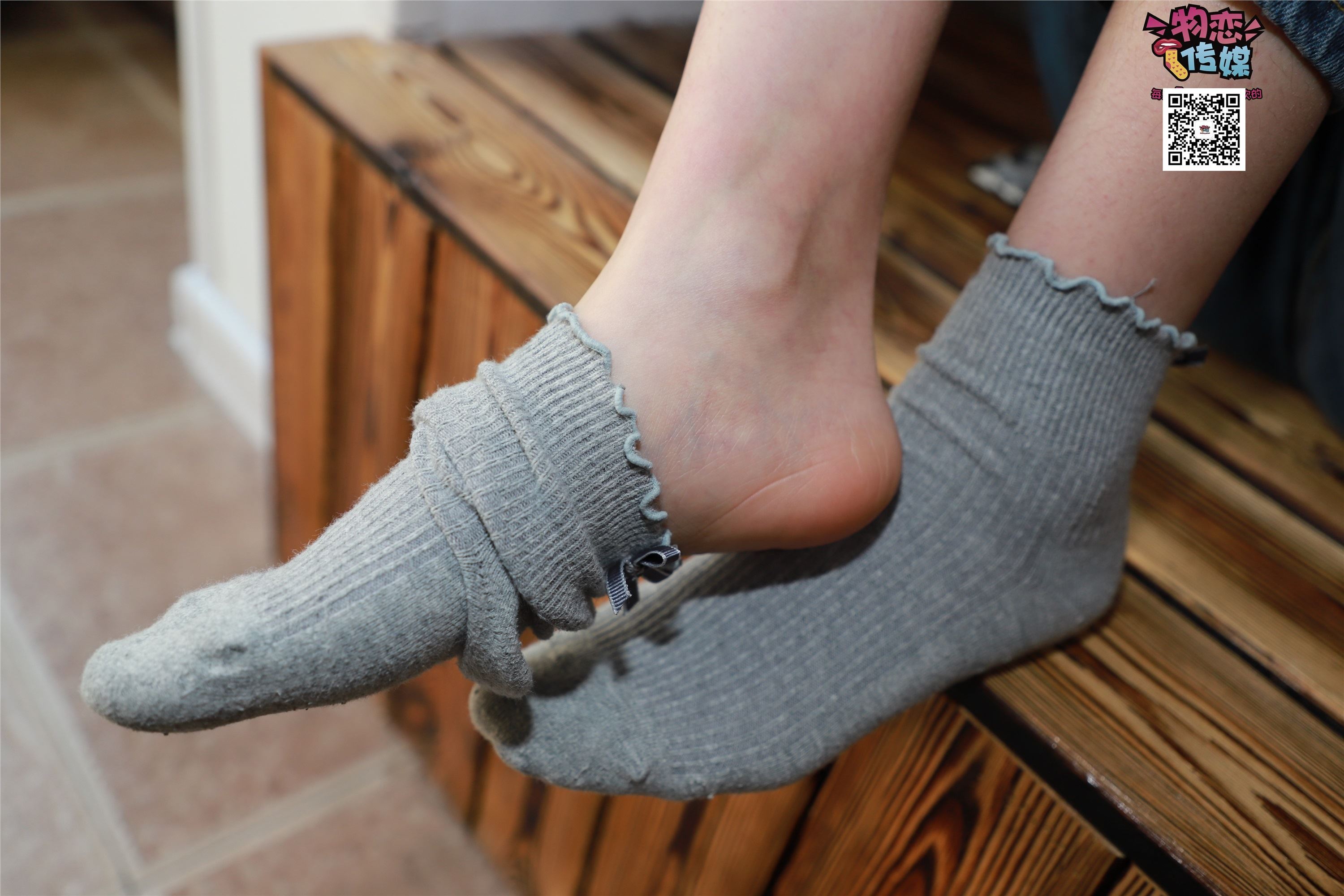 物恋传媒 No.001 清纯系大一女生的vans与棉袜2