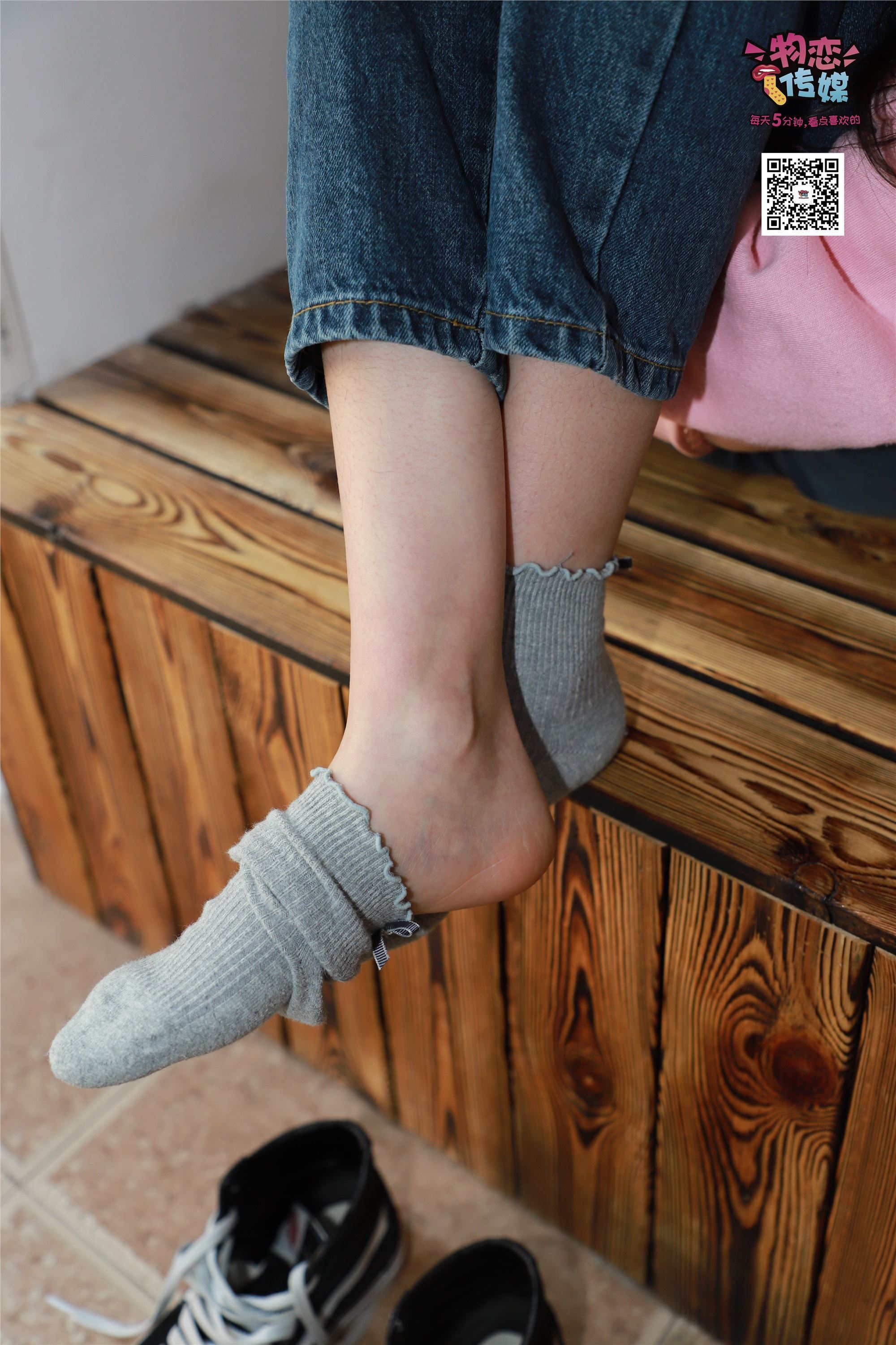 物恋传媒 No.001 清纯系大一女生的vans与棉袜2