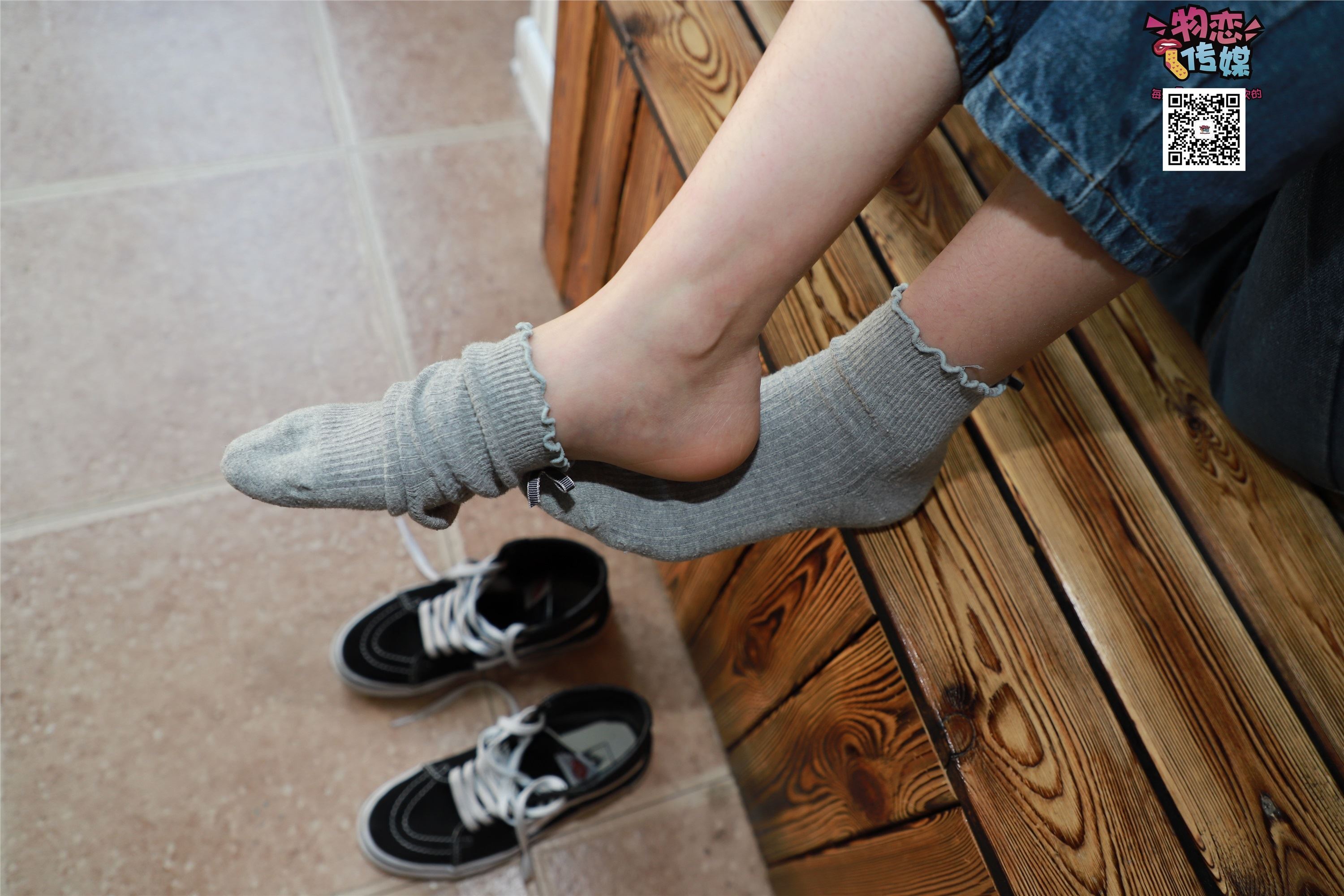 物恋传媒 No.001 清纯系大一女生的vans与棉袜2