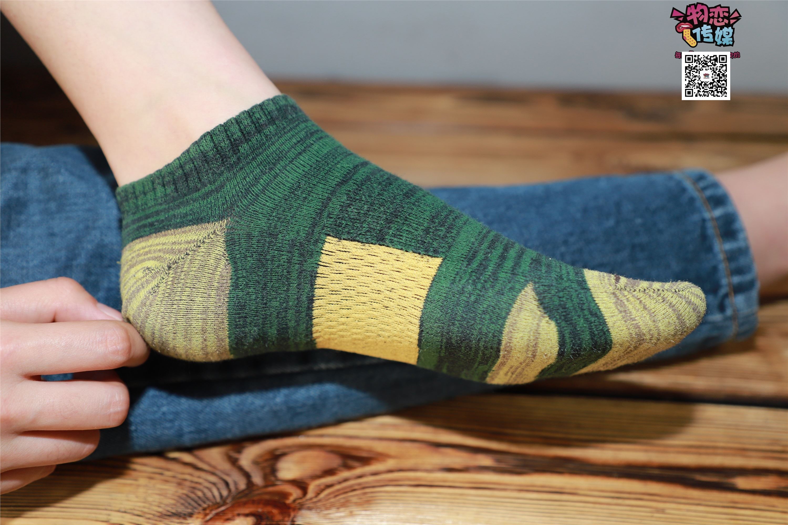 物恋传媒 No.001 清纯系大一女生的vans与棉袜2