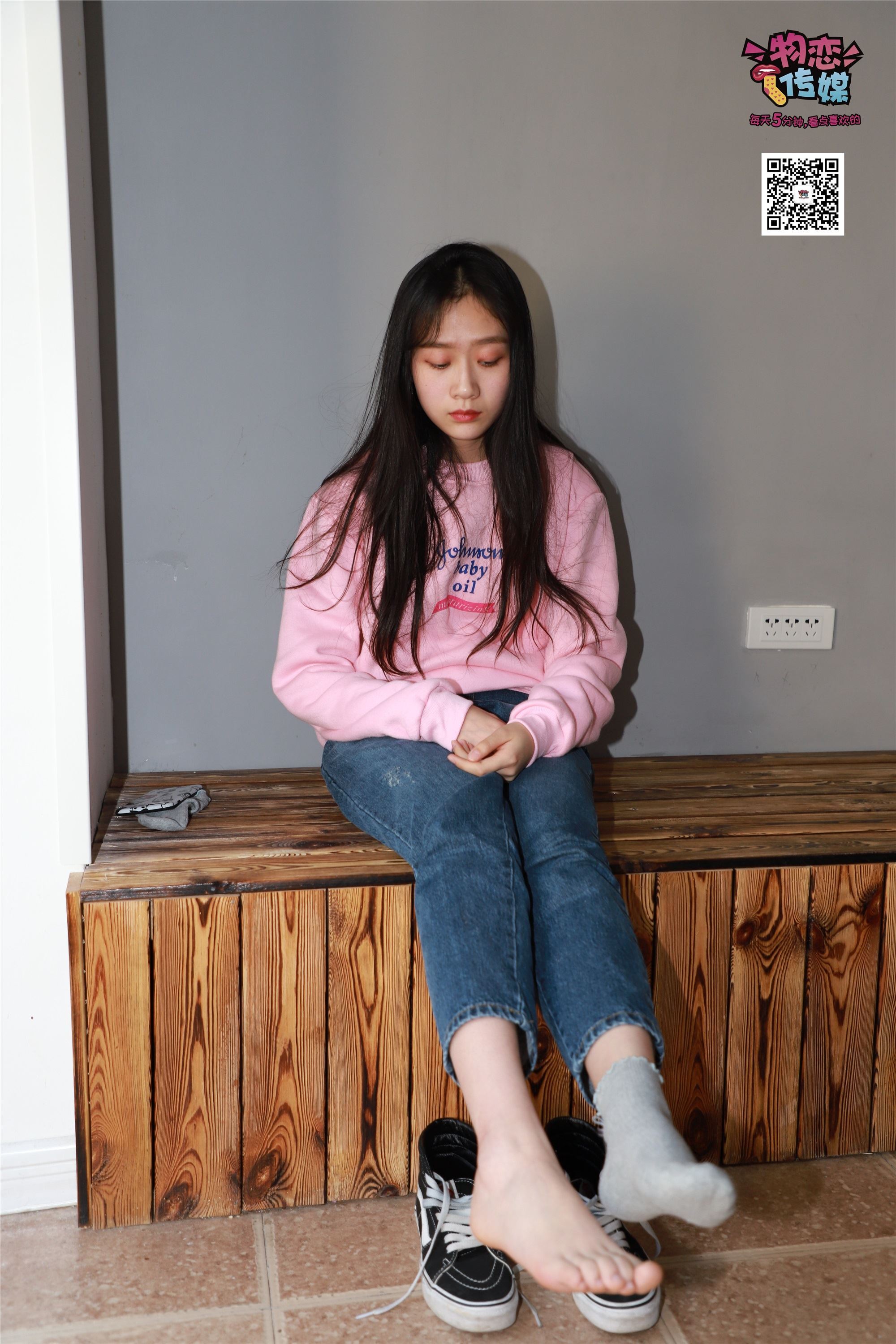 物恋传媒 No.001 清纯系大一女生的vans与棉袜2