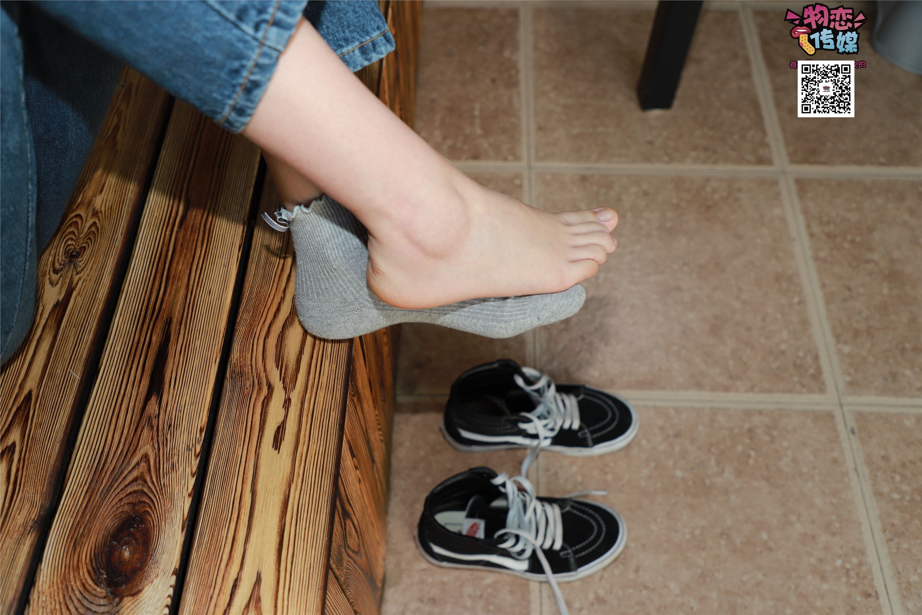 物恋传媒 No.001 清纯系大一女生的vans与棉袜2