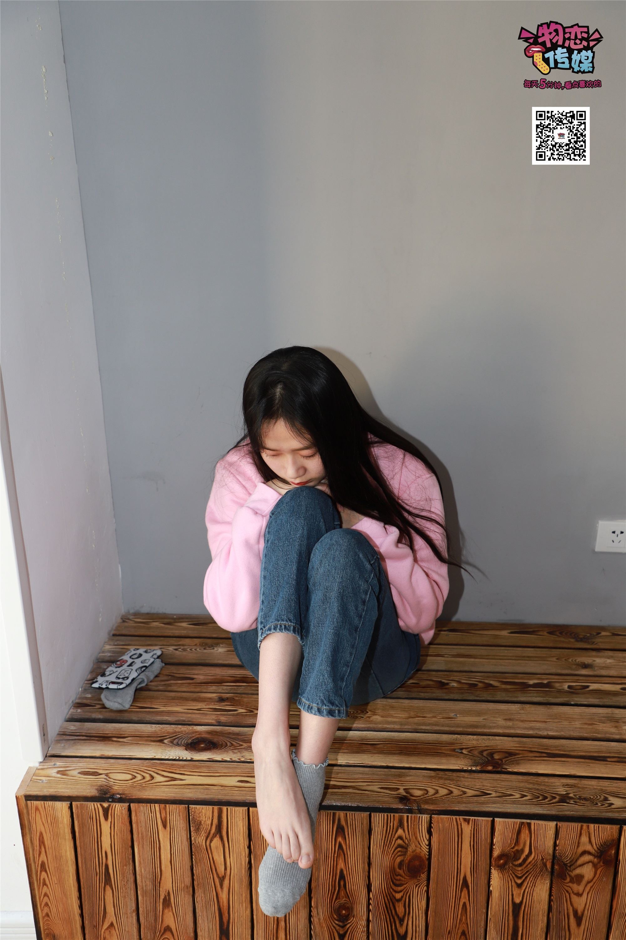 物恋传媒 No.001 清纯系大一女生的vans与棉袜2