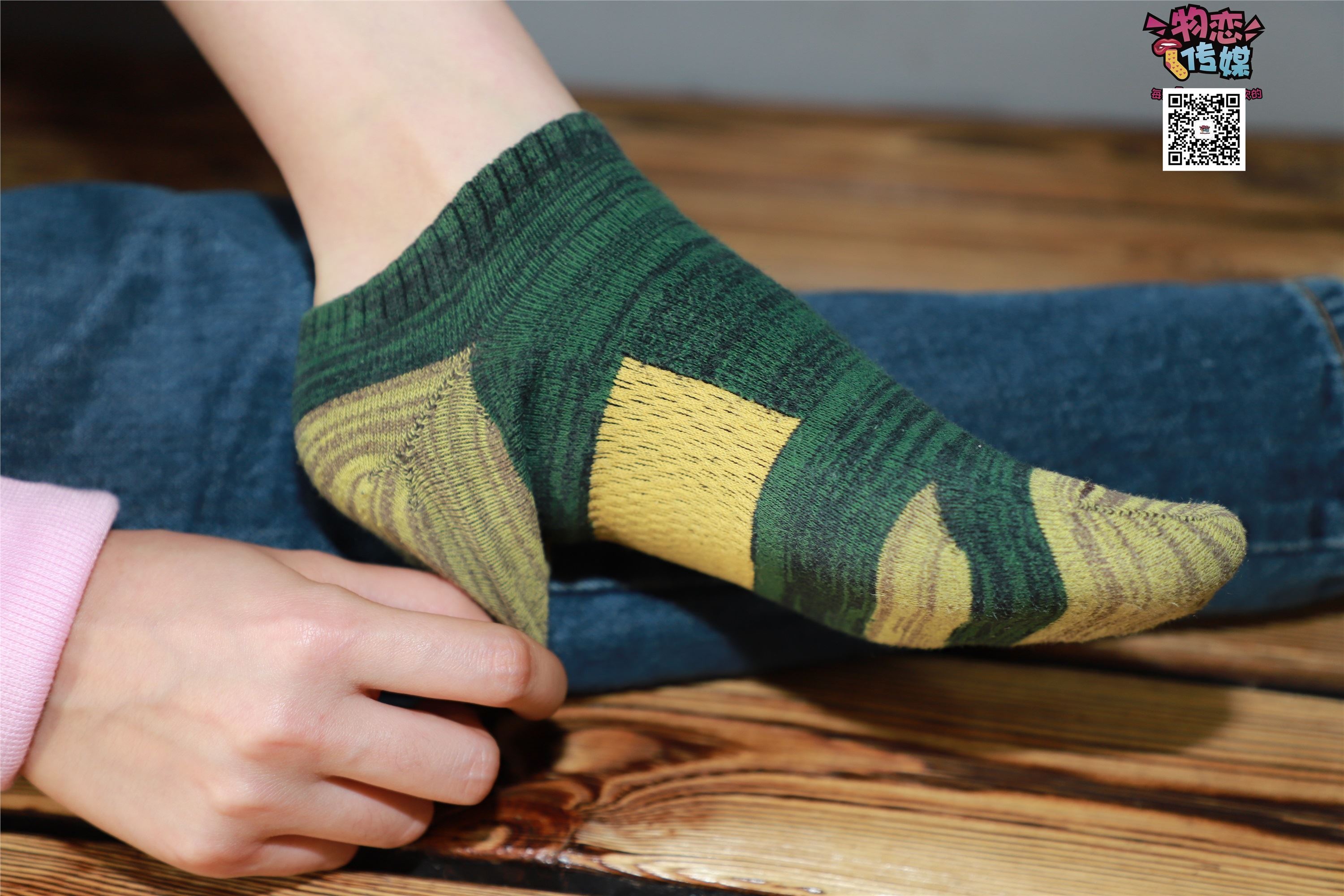 物恋传媒 No.001 清纯系大一女生的vans与棉袜2