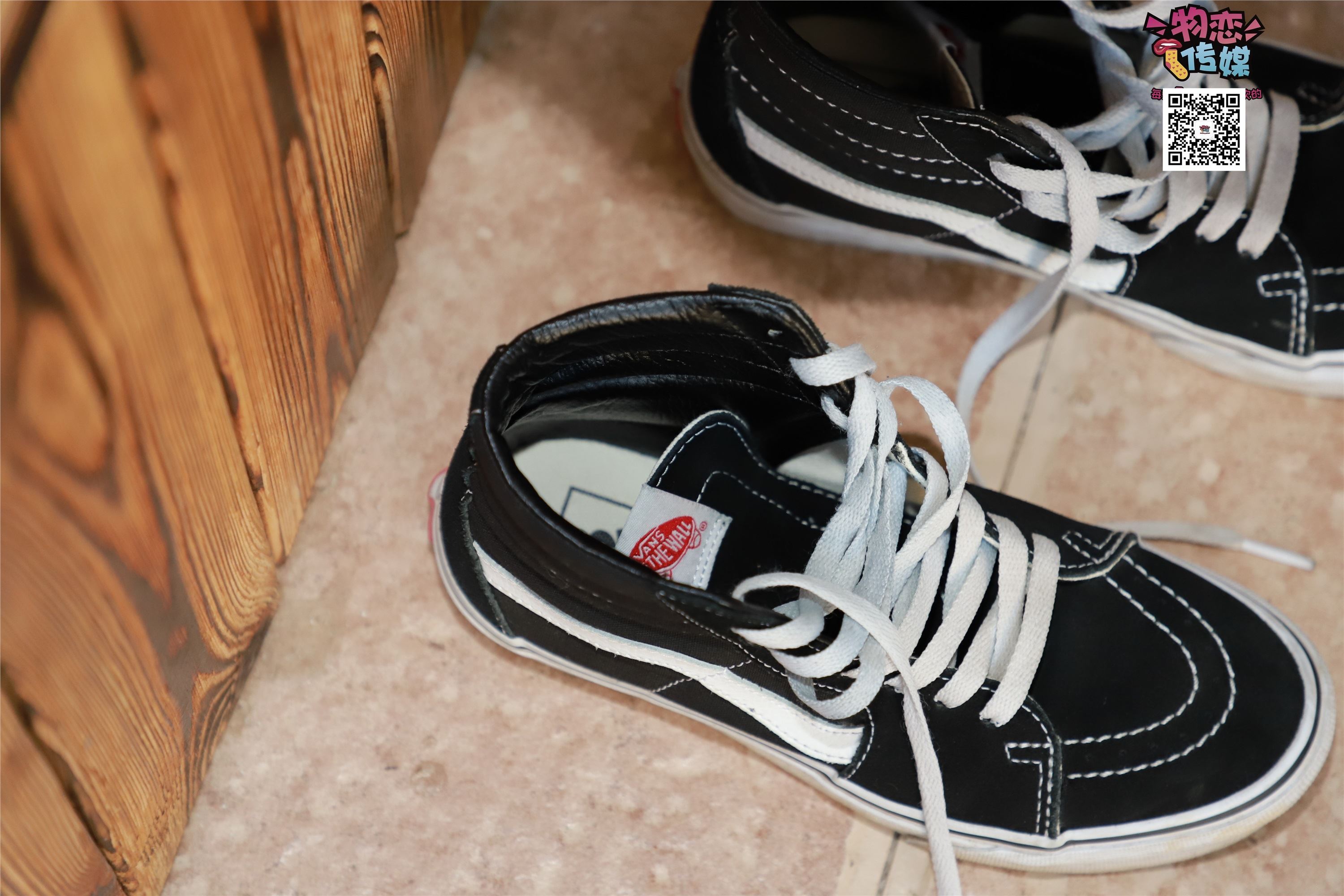 物恋传媒 No.001 清纯系大一女生的vans与棉袜2