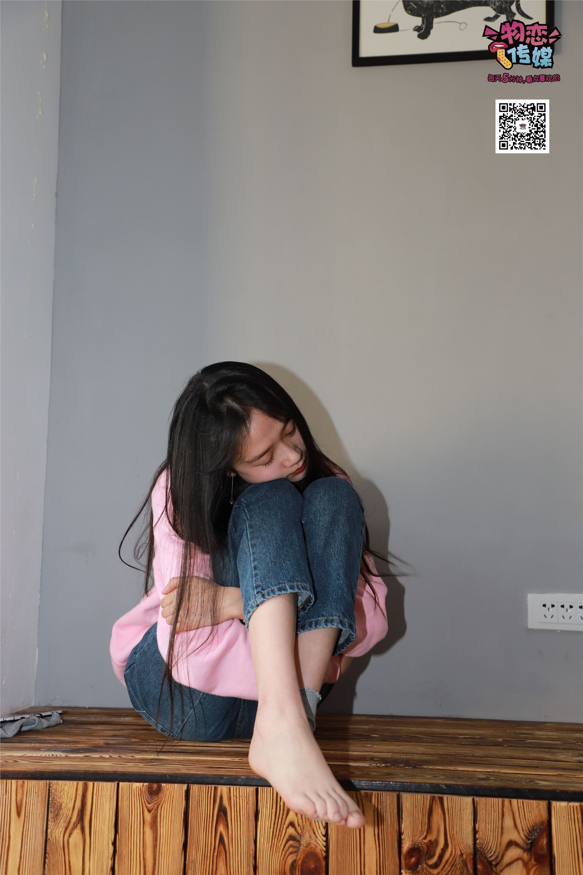 物恋传媒 No.001 清纯系大一女生的vans与棉袜2