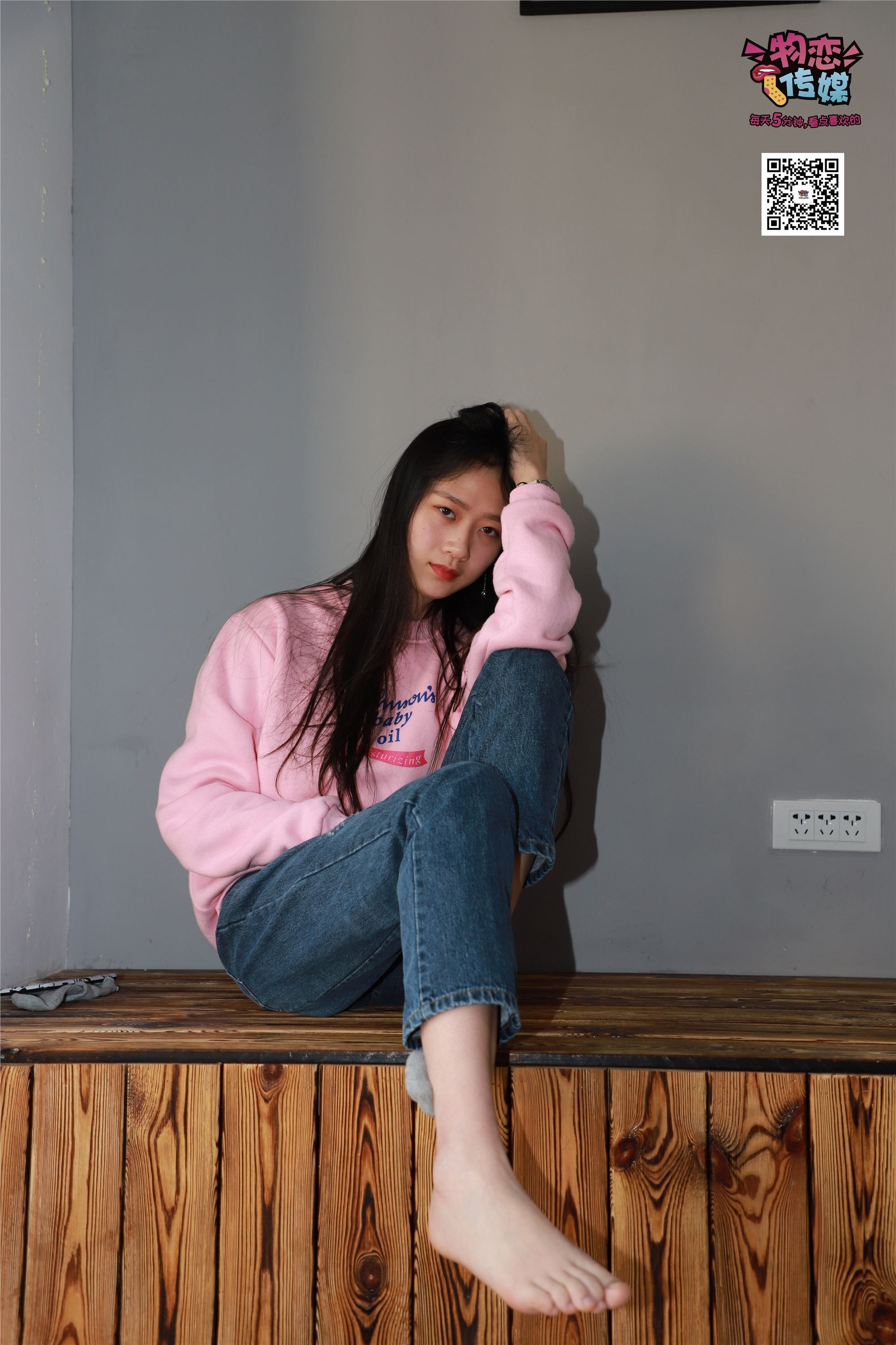 物恋传媒 No.001 清纯系大一女生的vans与棉袜2