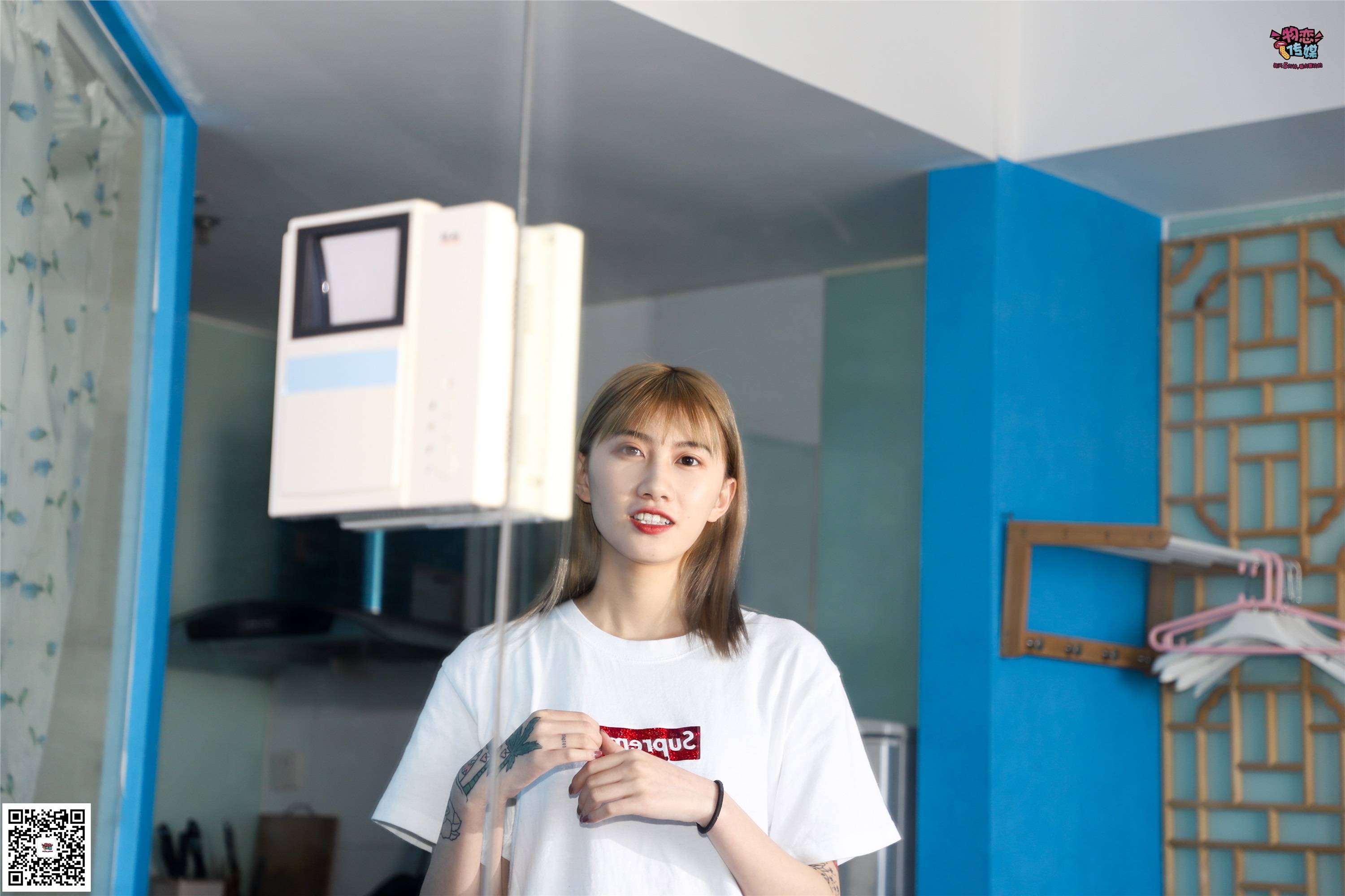 物恋传媒 No.002 酷酷的18岁黑丝少女，黑丝与白长筒袜的碰撞