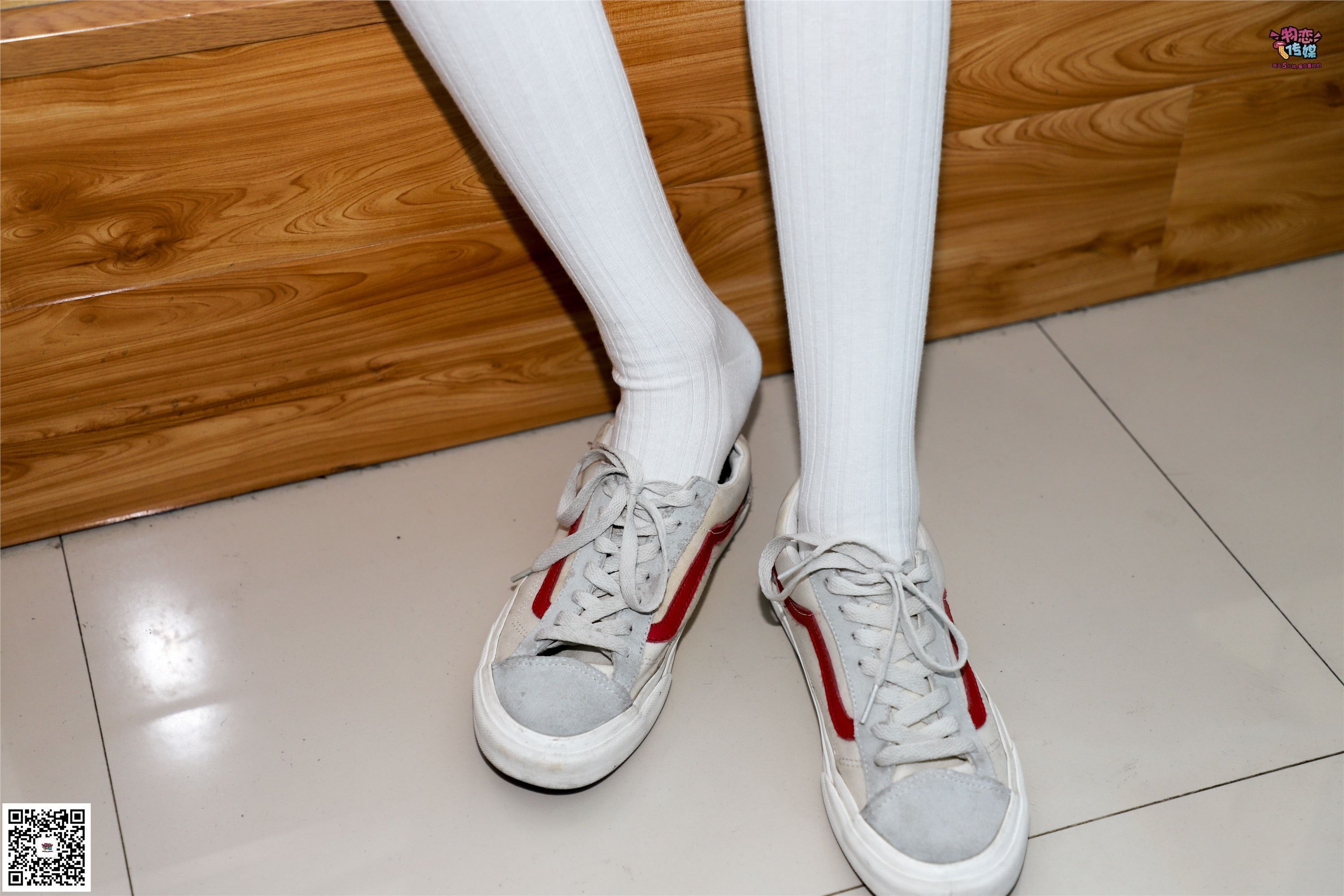 物恋传媒 No.002 酷酷的18岁黑丝少女，黑丝与白长筒袜的碰撞