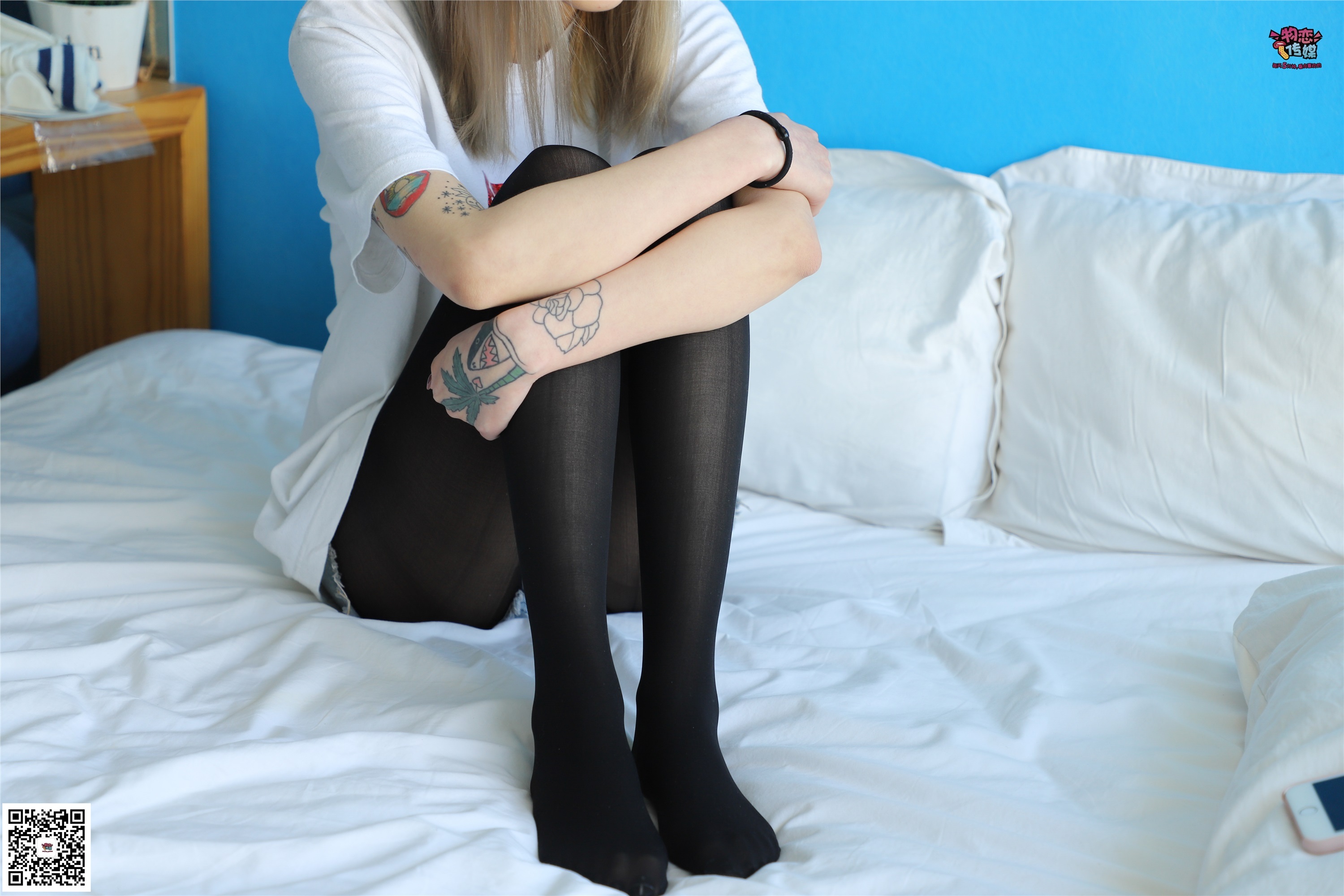 物恋传媒 No.002 酷酷的18岁黑丝少女，黑丝与白长筒袜的碰撞