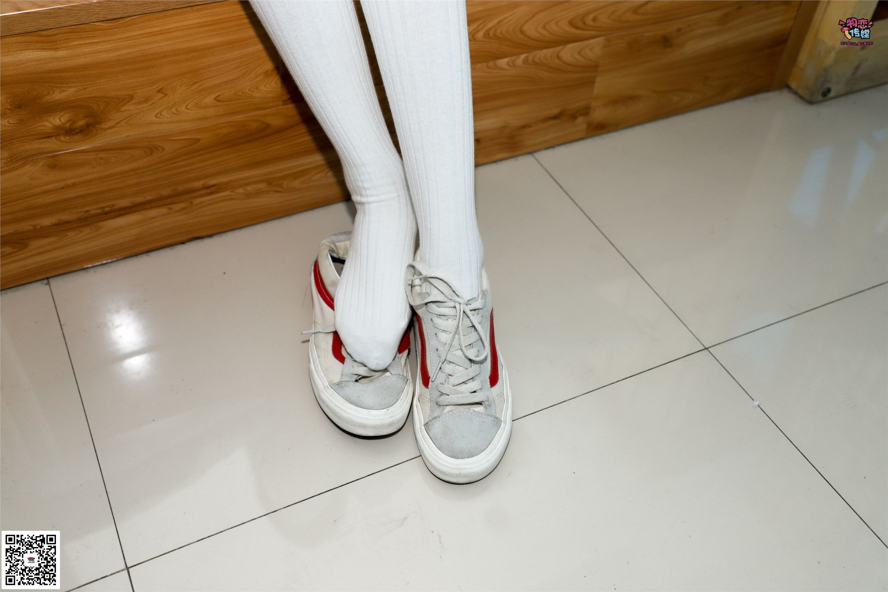 物恋传媒 No.002 酷酷的18岁黑丝少女，黑丝与白长筒袜的碰撞