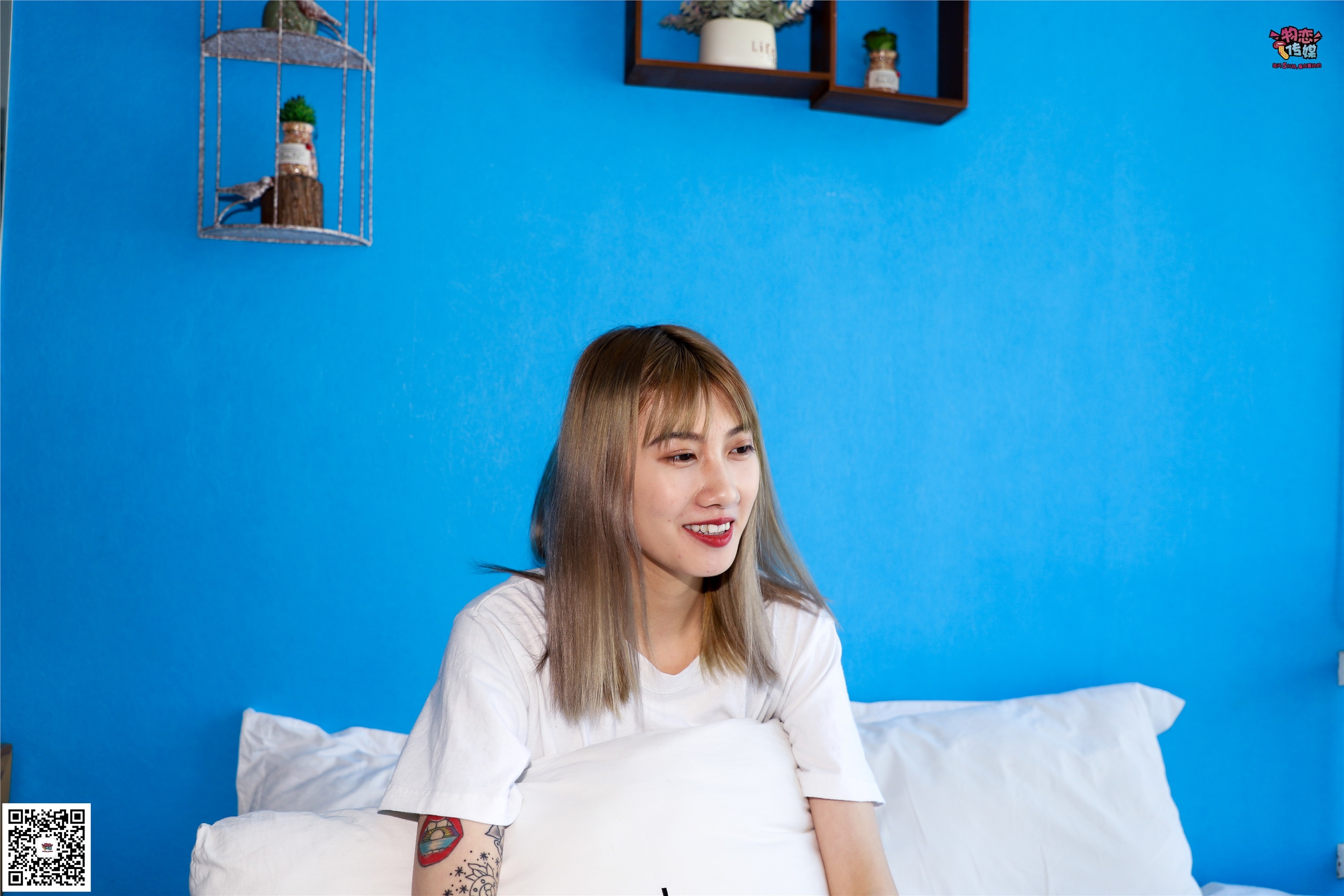 物恋传媒 No.002 酷酷的18岁黑丝少女，黑丝与白长筒袜的碰撞