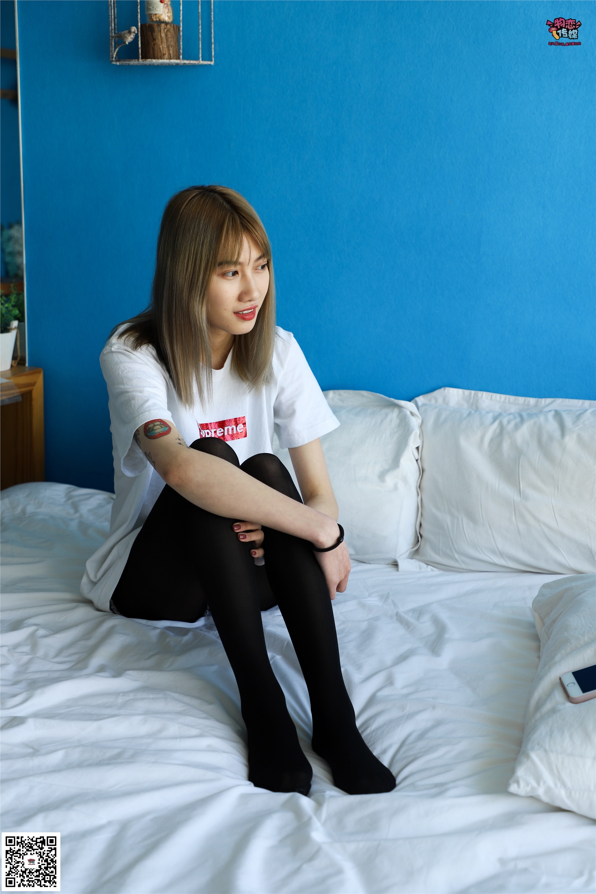 物恋传媒 No.002 酷酷的18岁黑丝少女，黑丝与白长筒袜的碰撞