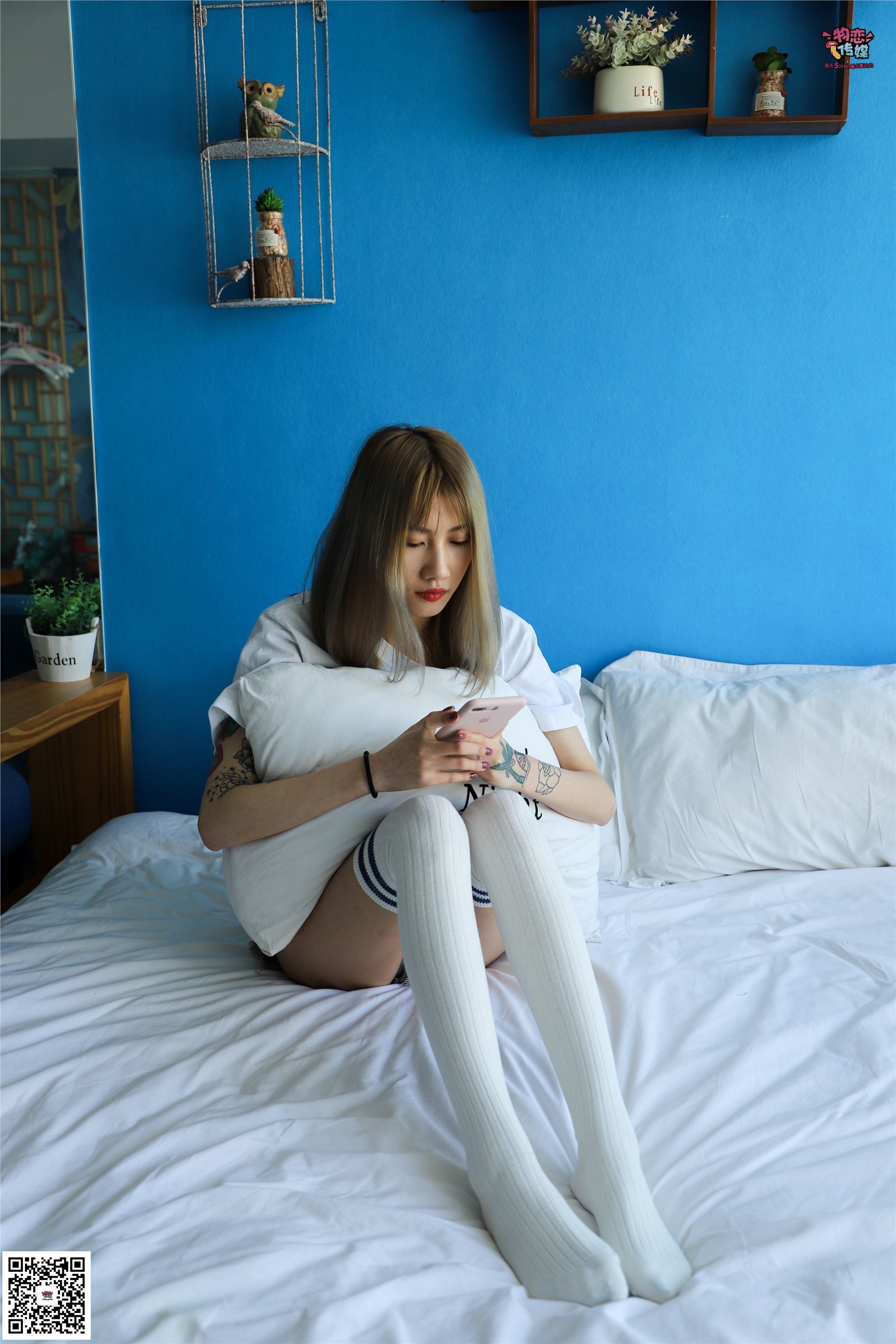 物恋传媒 No.002 酷酷的18岁黑丝少女，黑丝与白长筒袜的碰撞