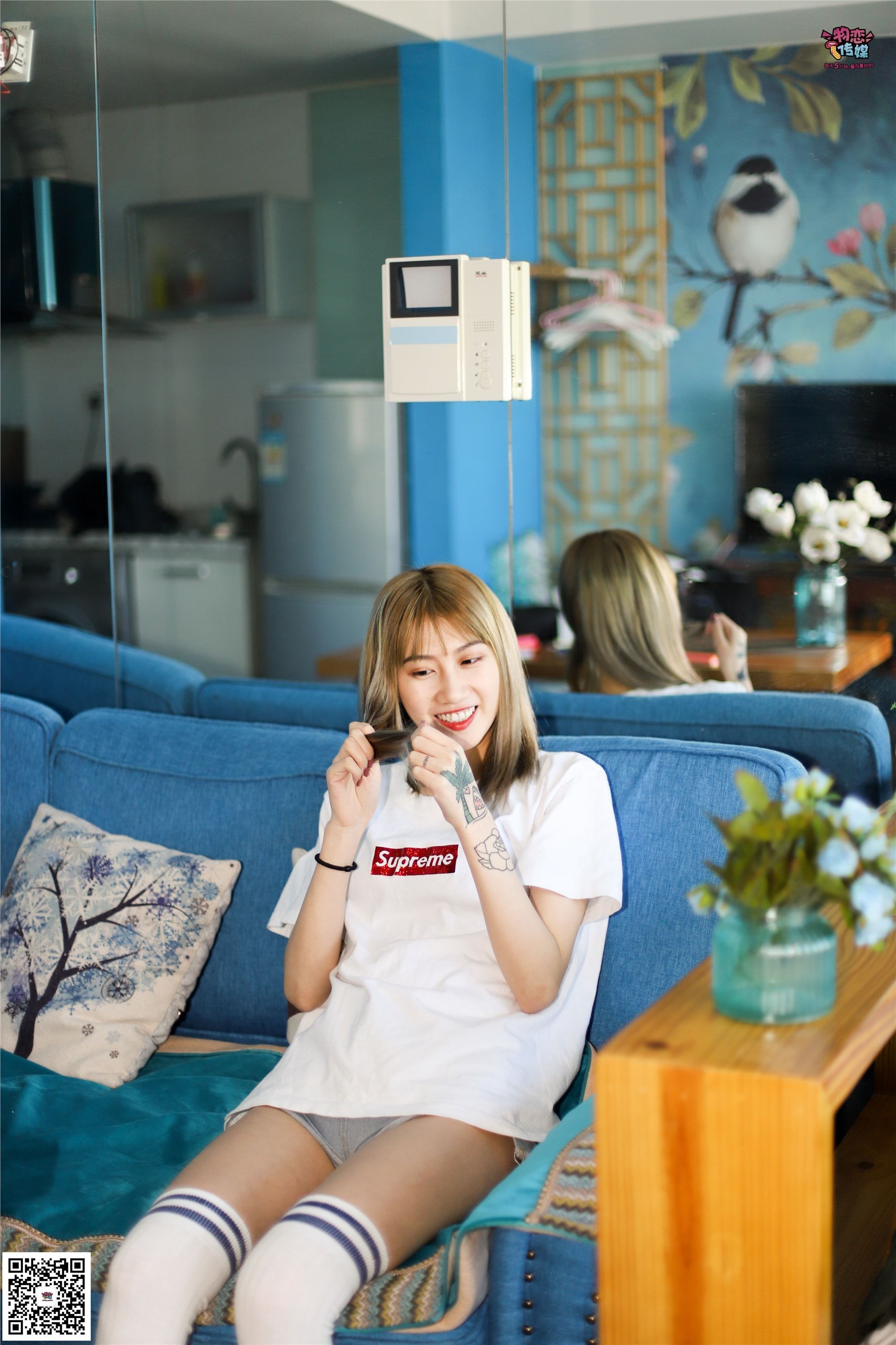 物恋传媒 No.002 酷酷的18岁黑丝少女，黑丝与白长筒袜的碰撞