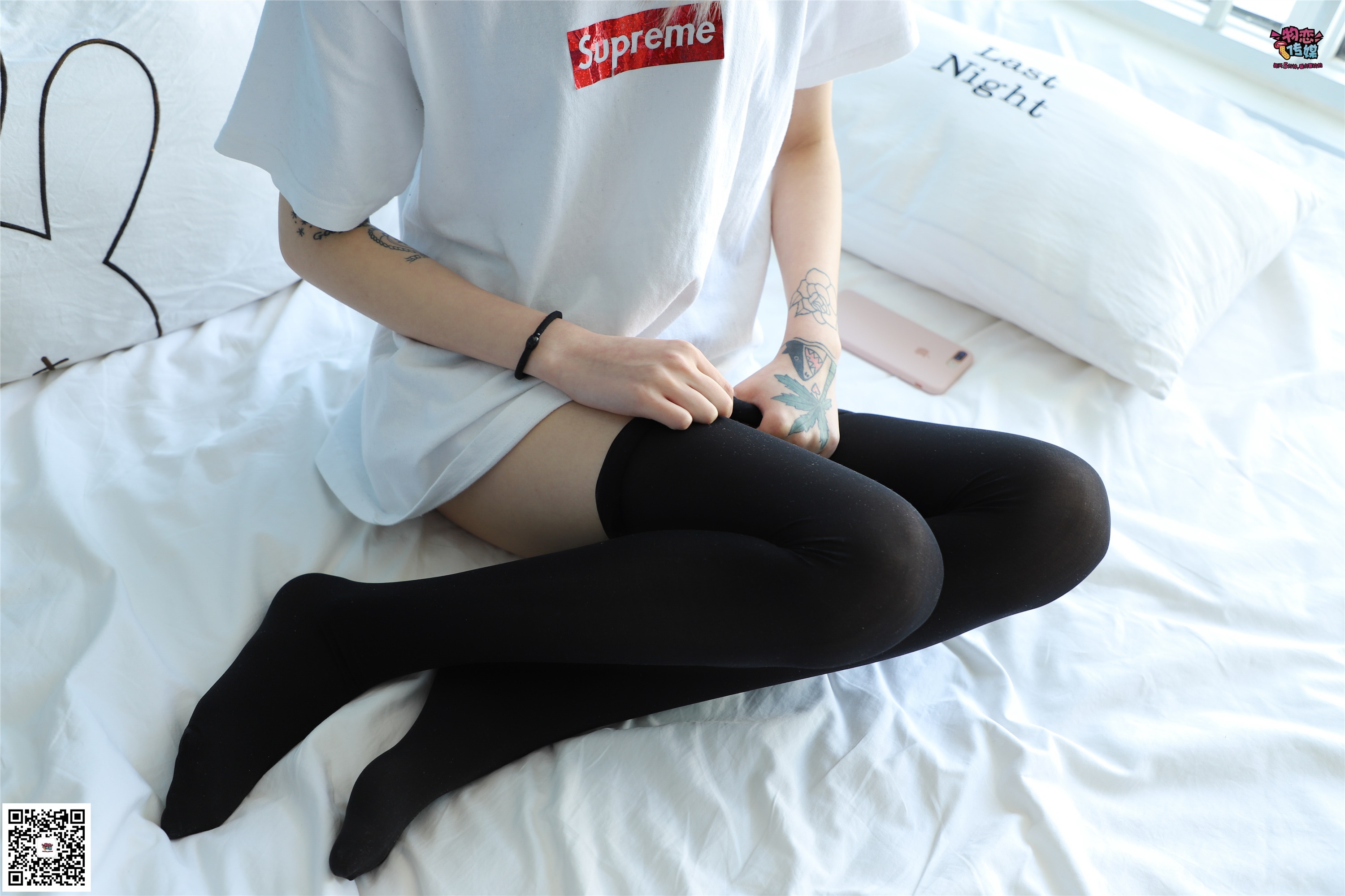 物恋传媒 No.002 酷酷的18岁黑丝少女，黑丝与白长筒袜的碰撞