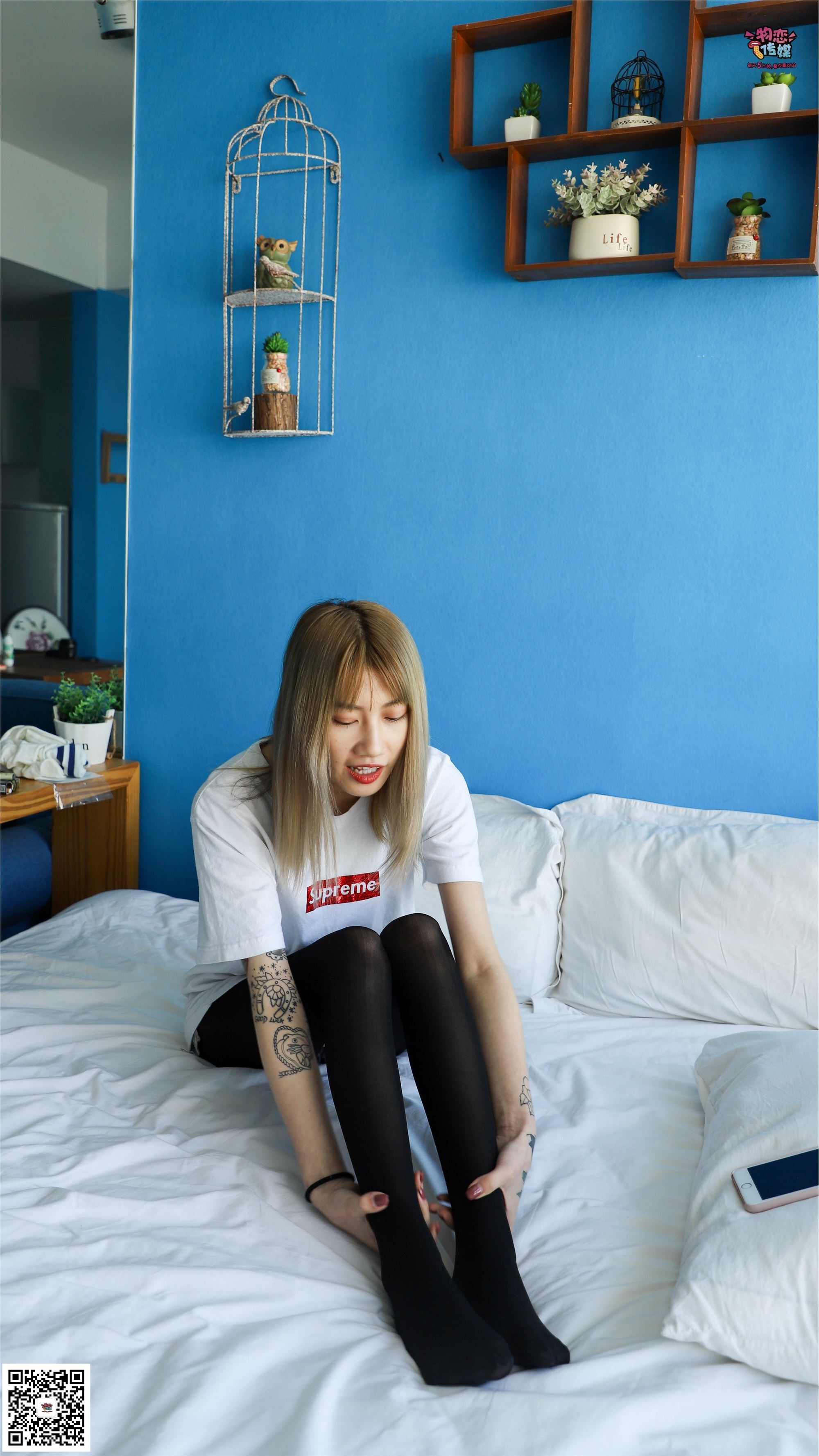 物恋传媒 No.002 酷酷的18岁黑丝少女，黑丝与白长筒袜的碰撞