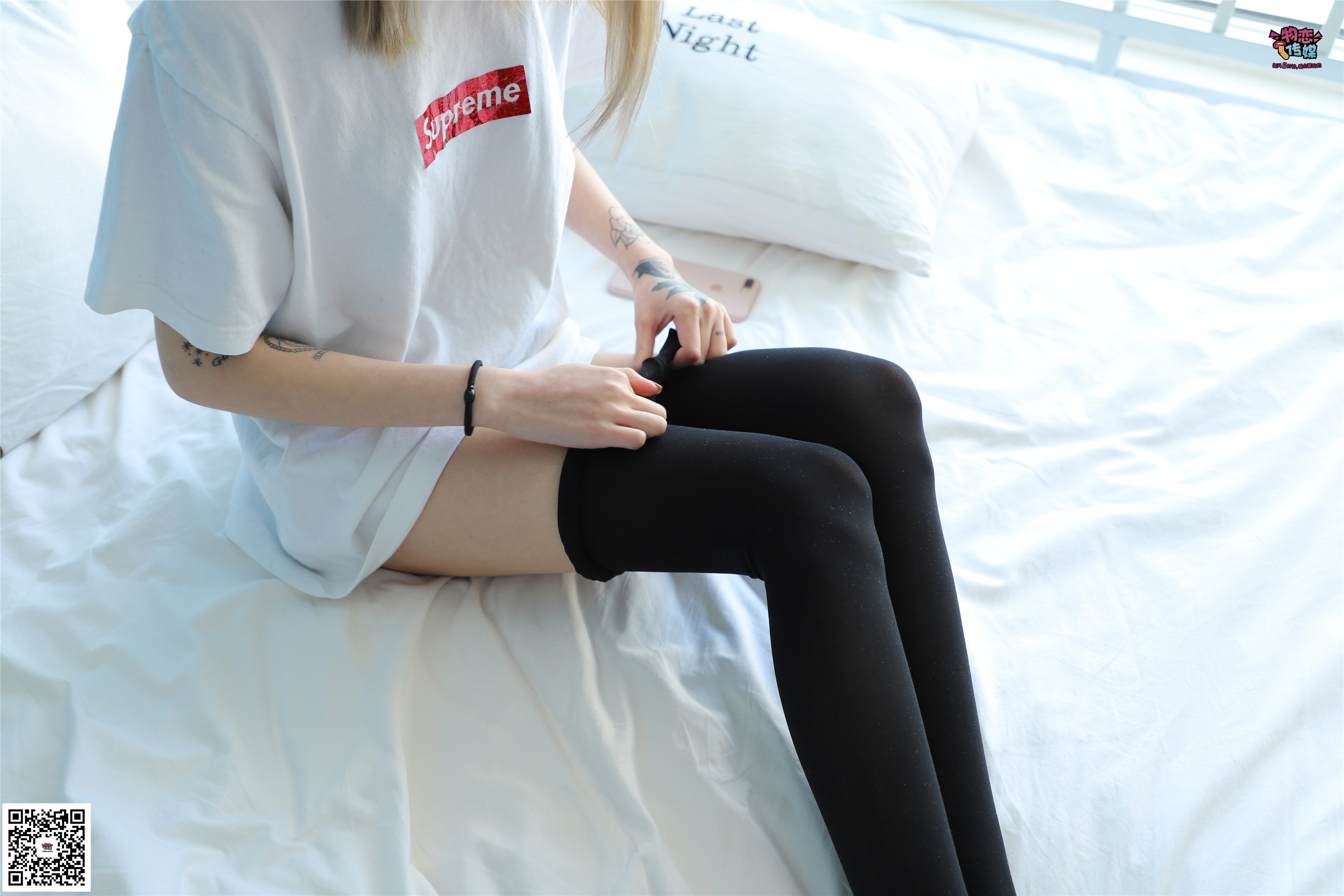 物恋传媒 No.002 酷酷的18岁黑丝少女，黑丝与白长筒袜的碰撞