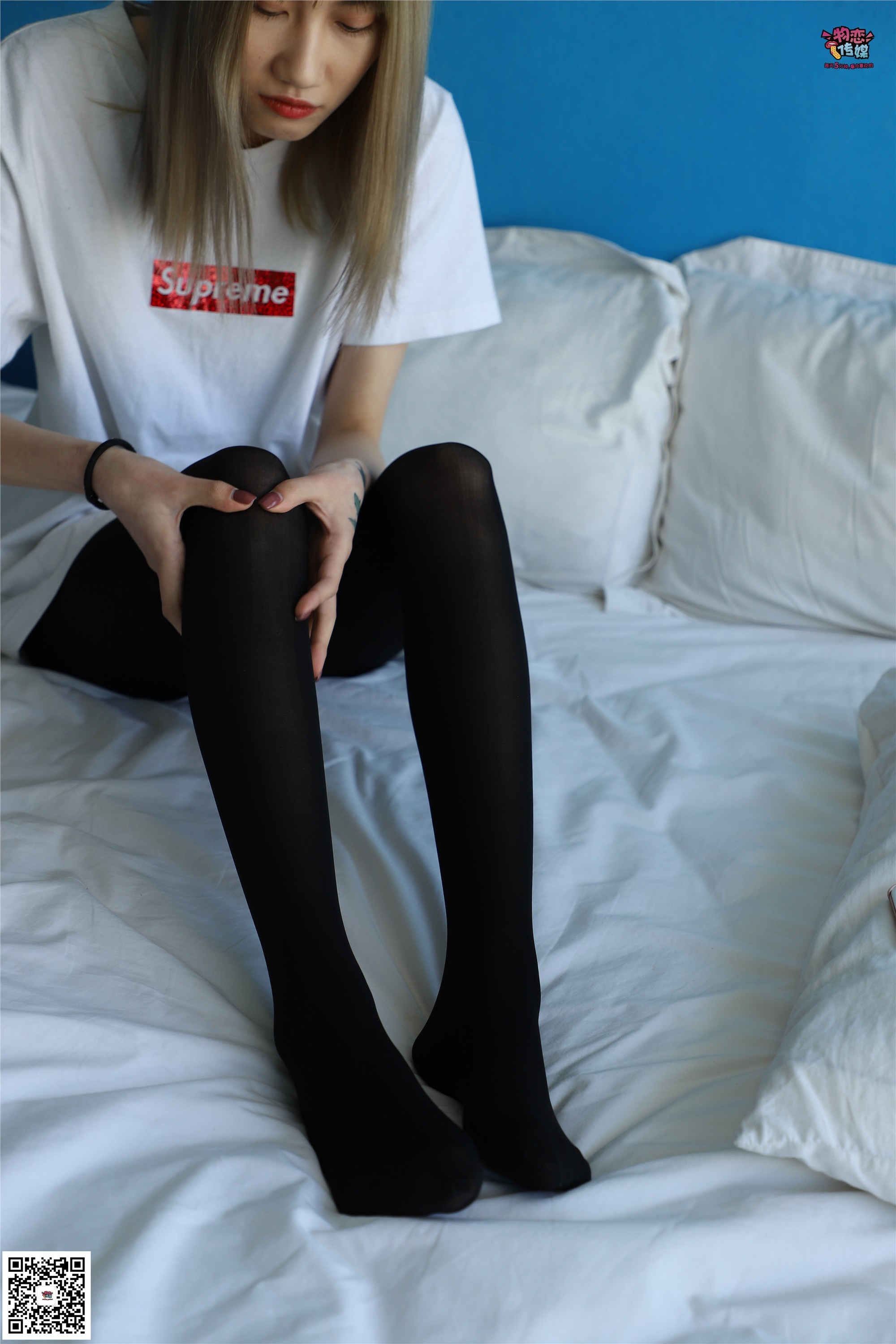 物恋传媒 No.002 酷酷的18岁黑丝少女，黑丝与白长筒袜的碰撞